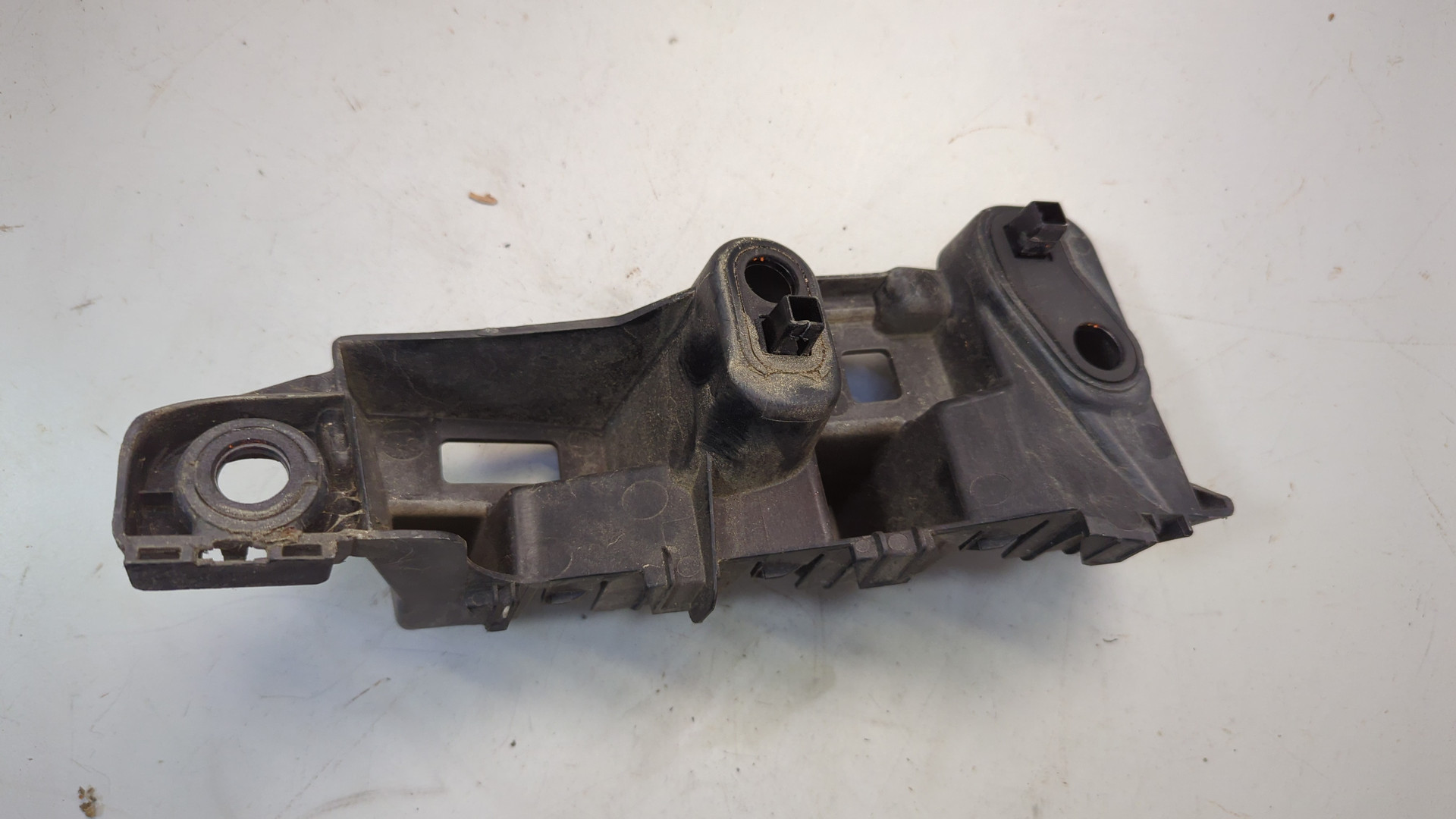 Кронштейн переднего бампера правый