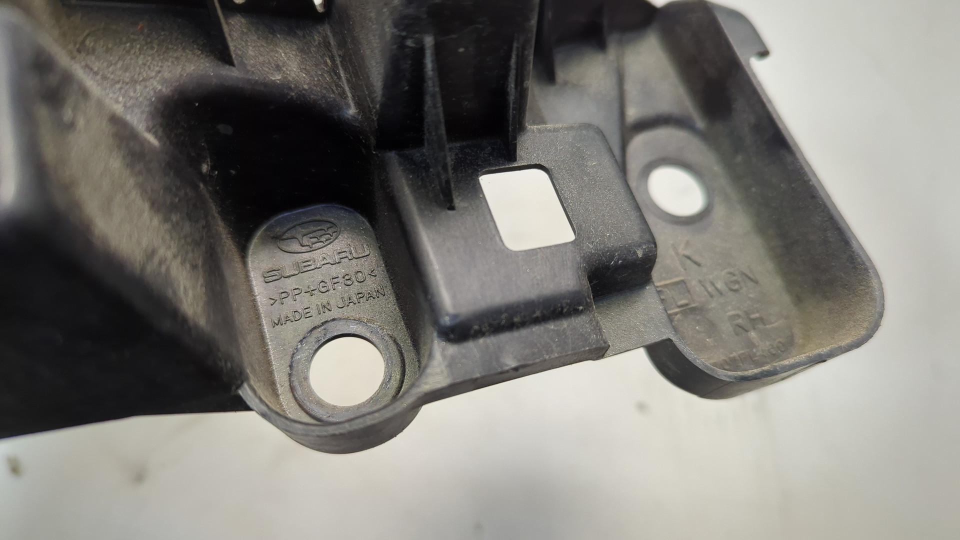 Кронштейн переднего бампера правый