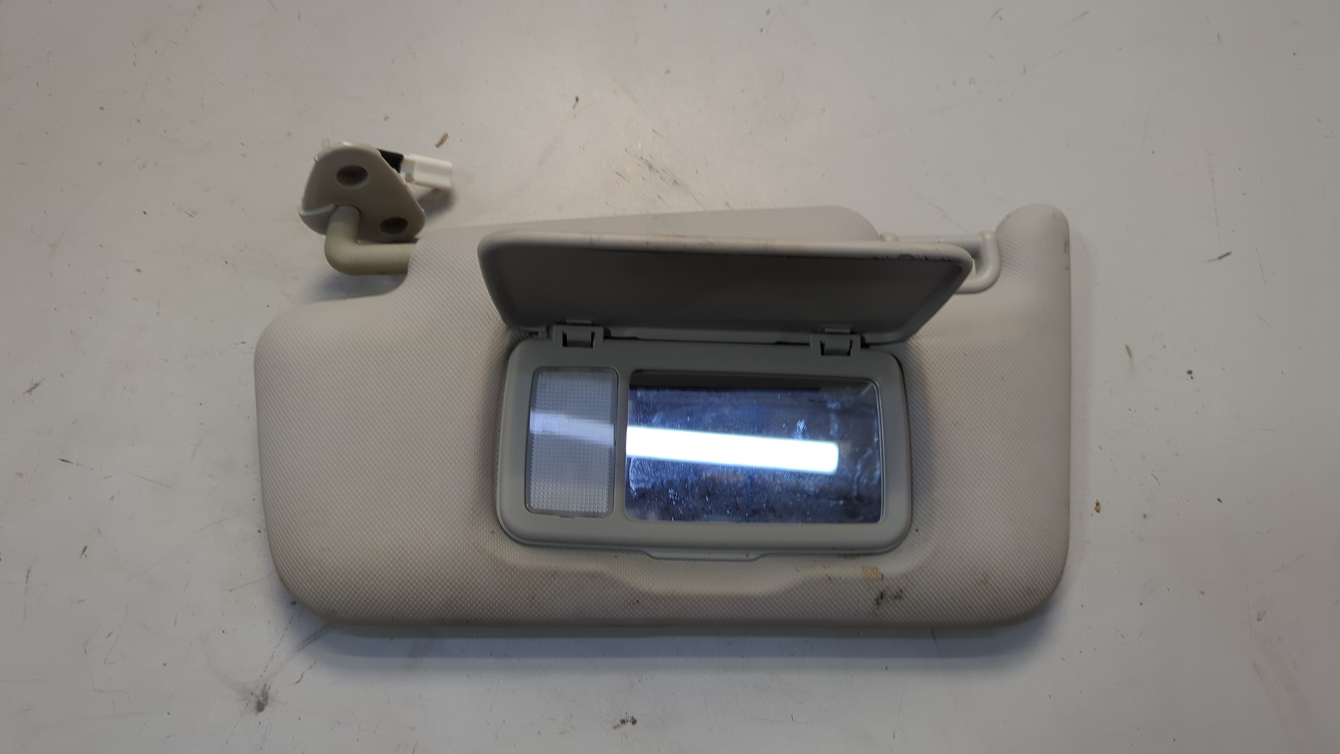 Козырек солнцезащитный