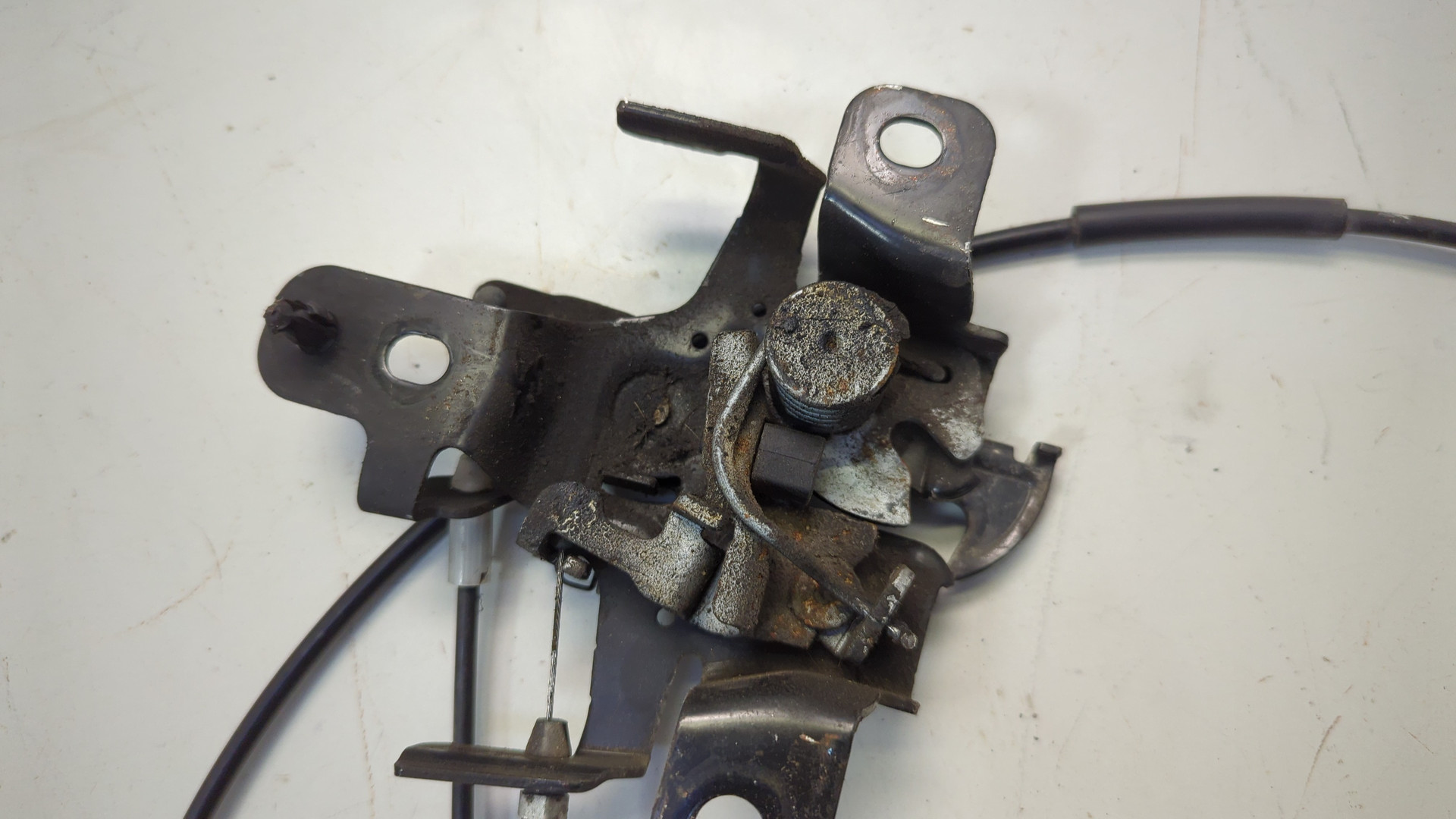 Замок капота