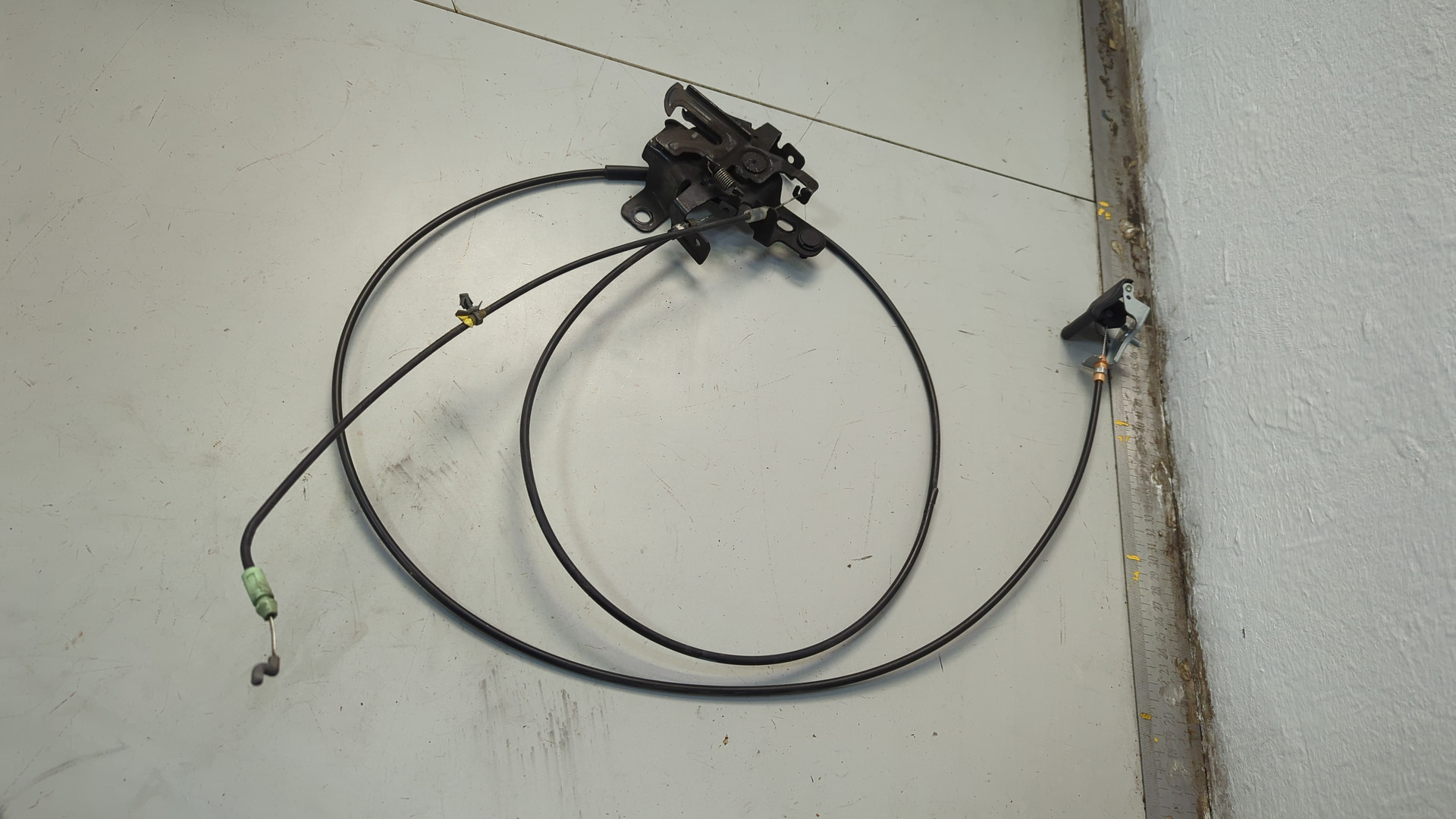 Замок капота