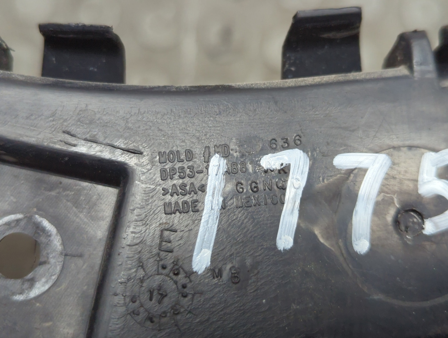 Кронштейн заднего бампера правый