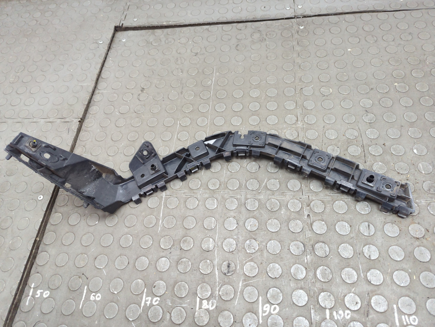 Кронштейн заднего бампера правый