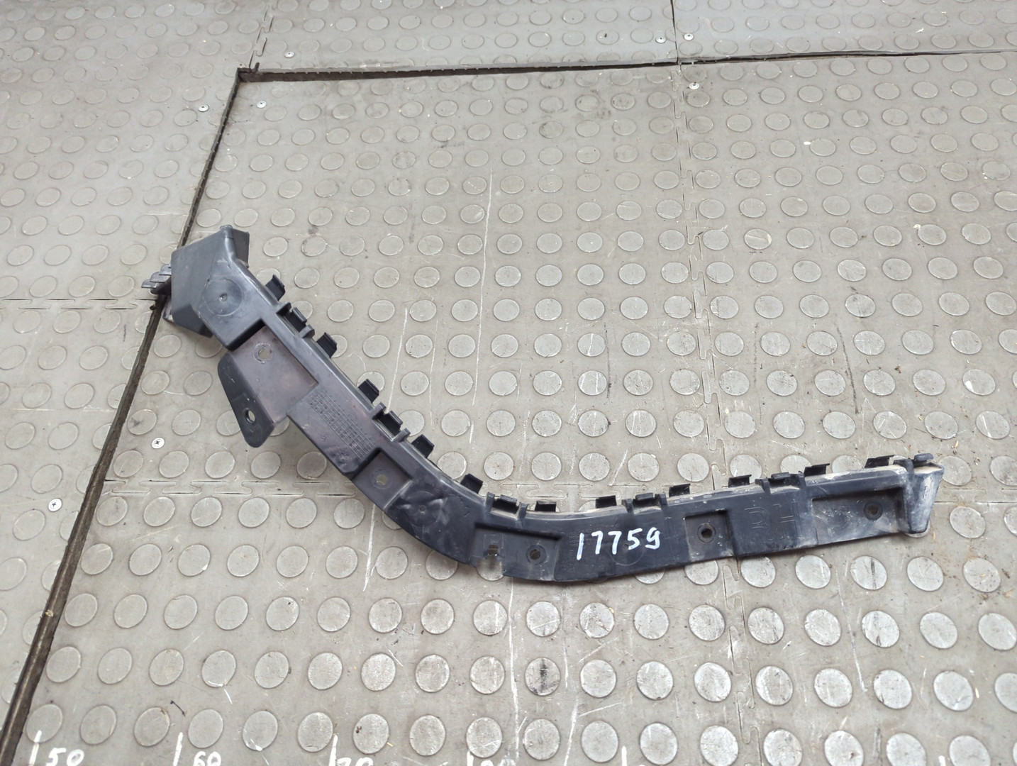 Кронштейн заднего бампера правый