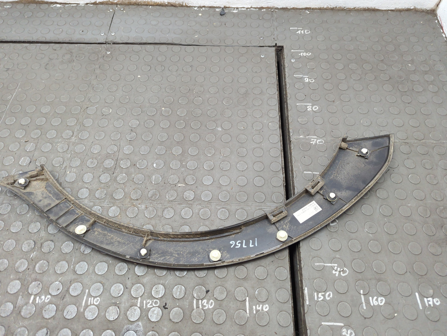 Накладка заднего крыла левого