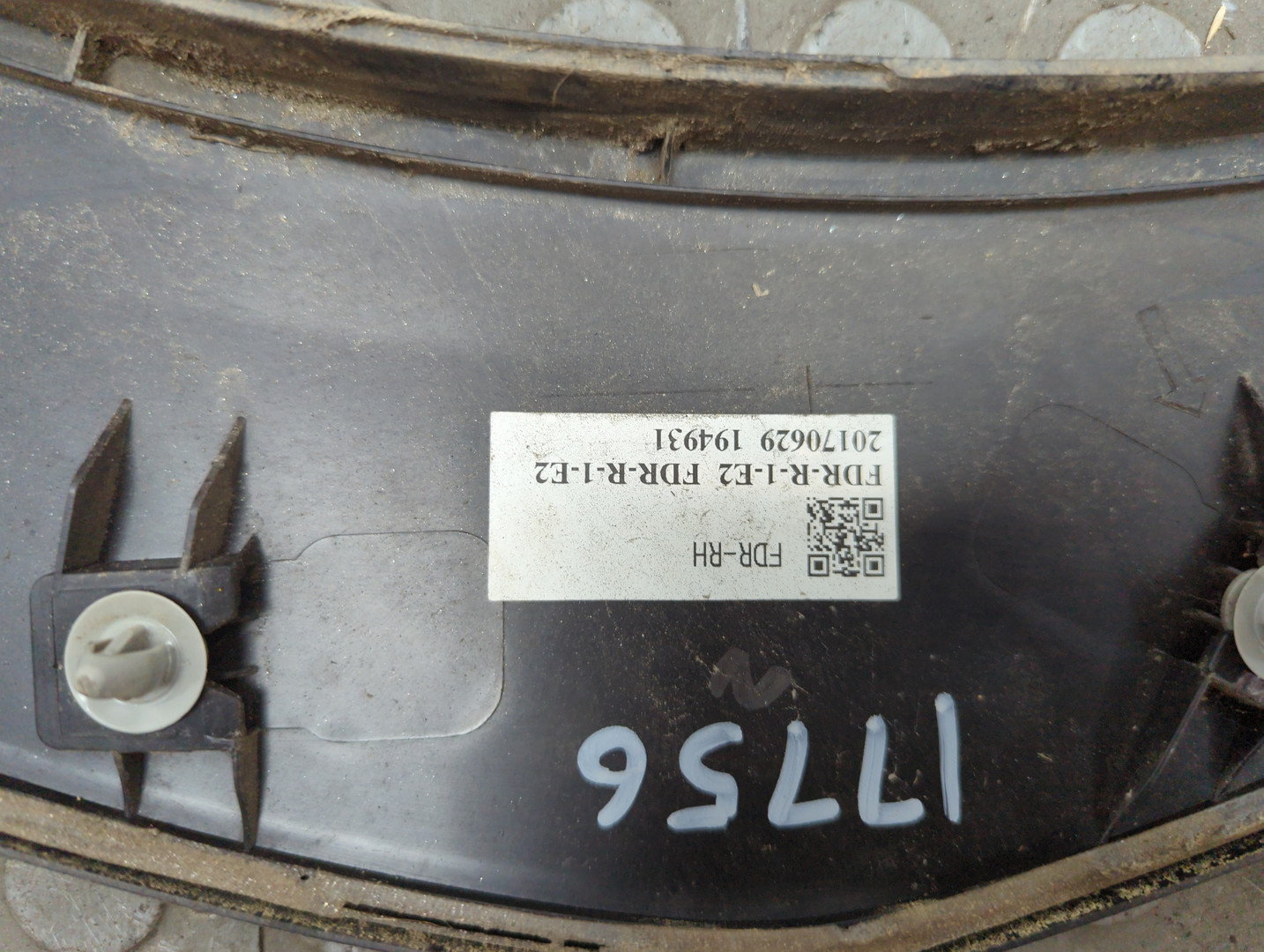 Накладка переднего крыла правого