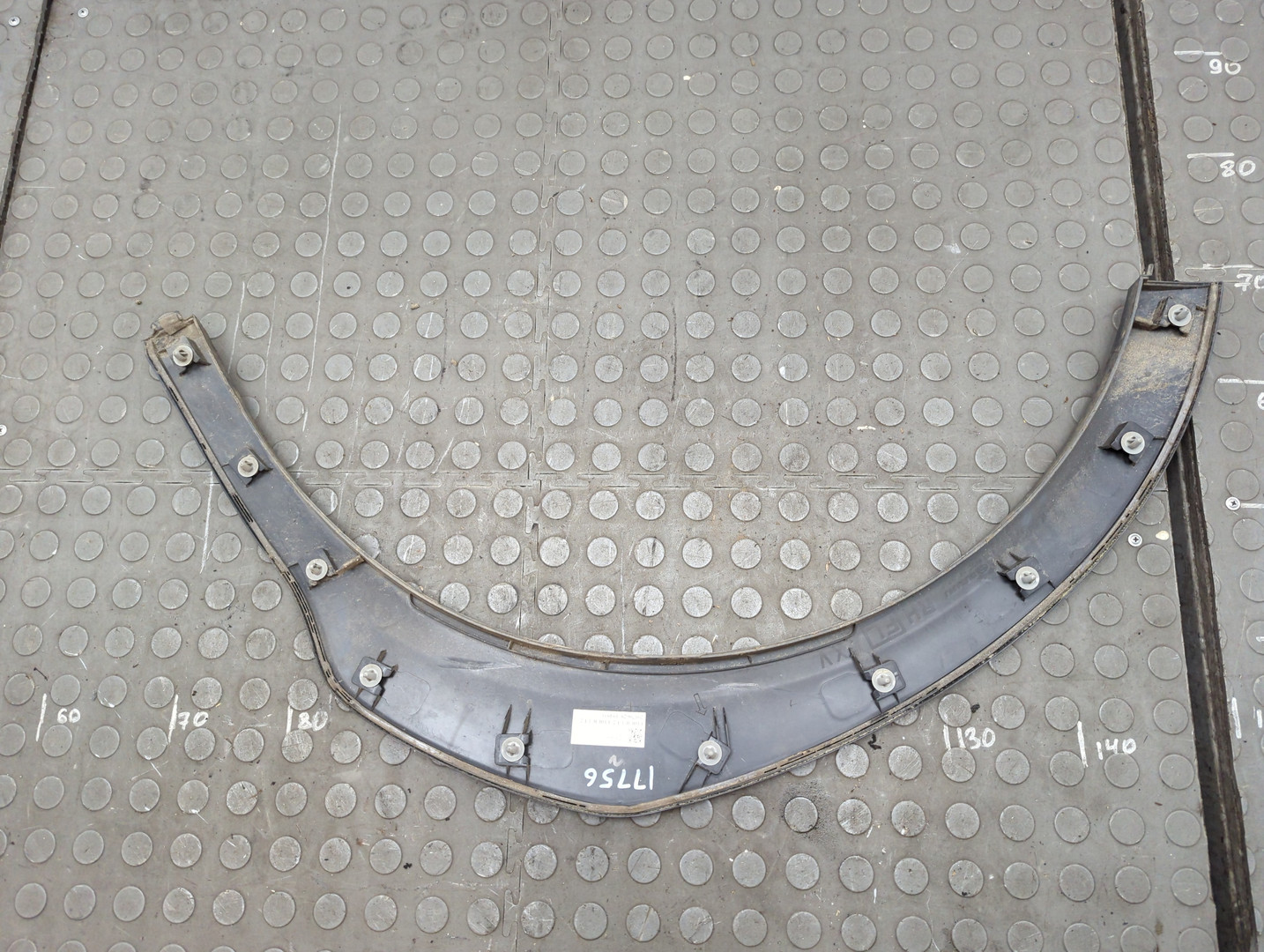 Накладка переднего крыла правого