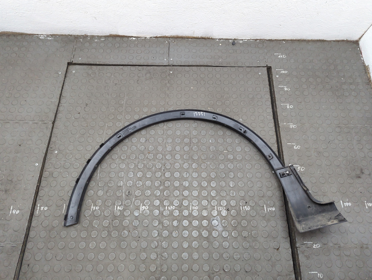 Накладка переднего крыла правого