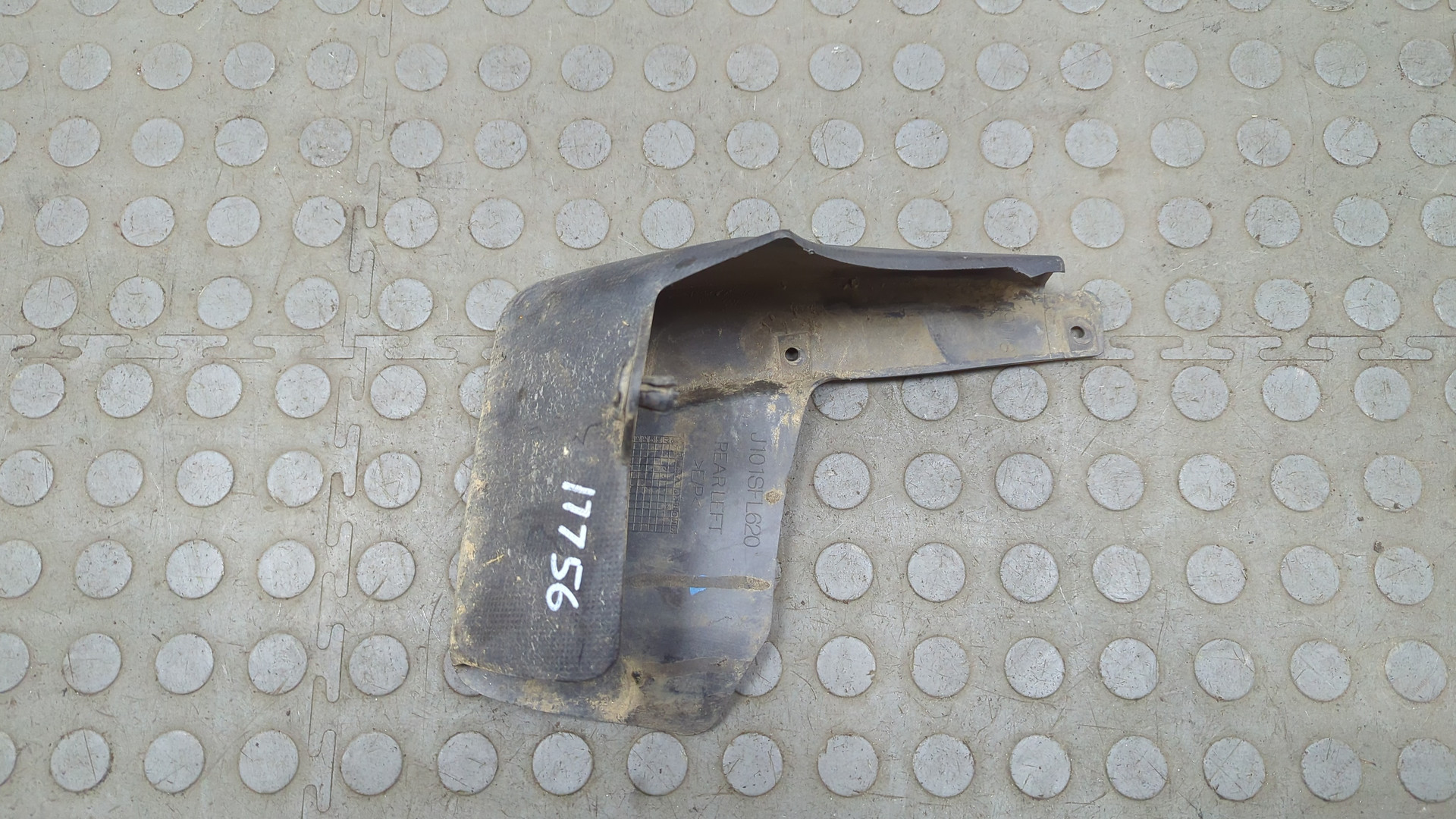 Брызговик задний левый