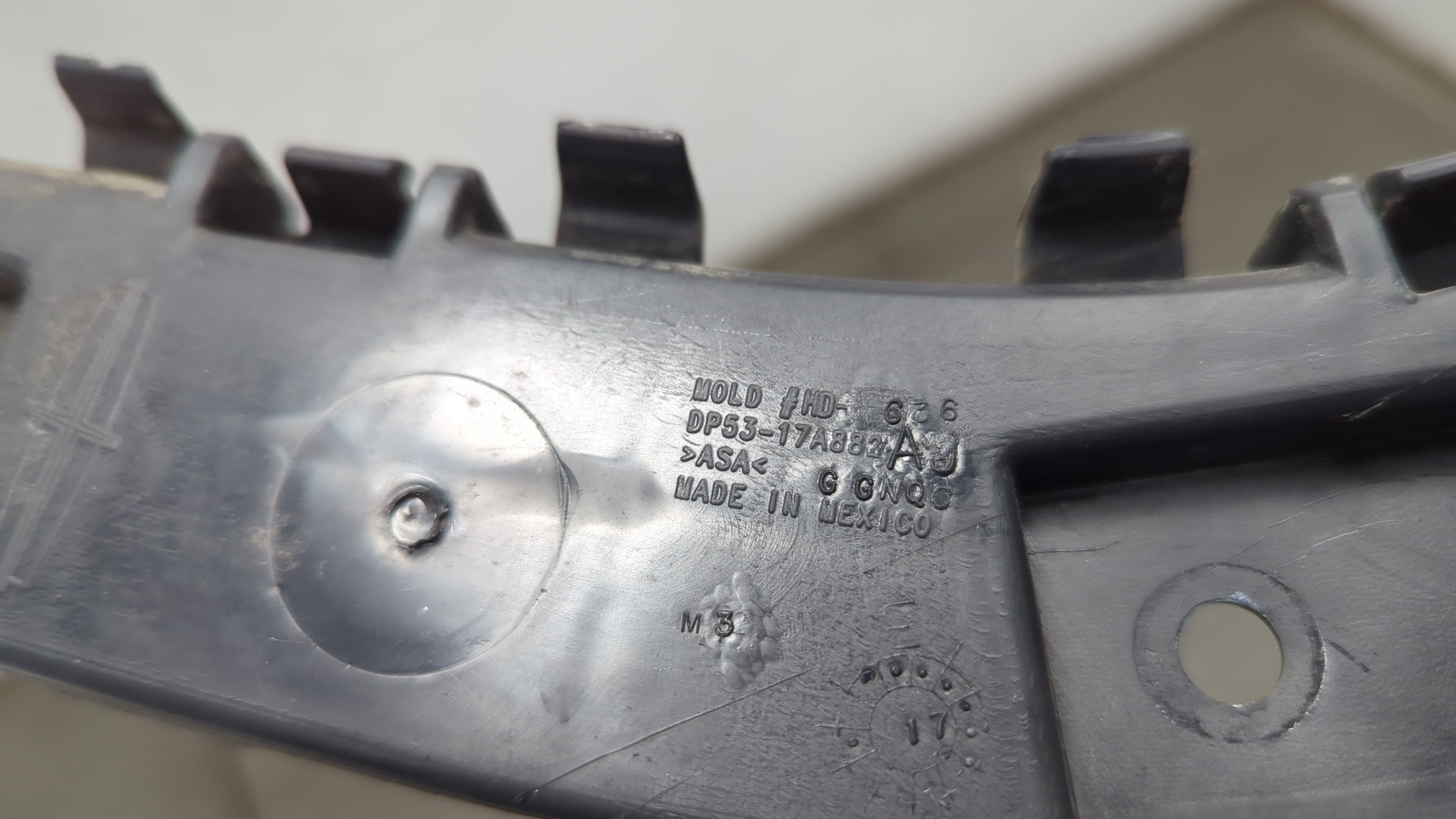 Кронштейн заднего бампера левый