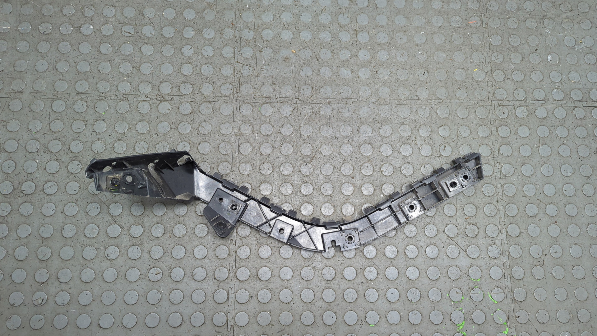 Кронштейн заднего бампера левый