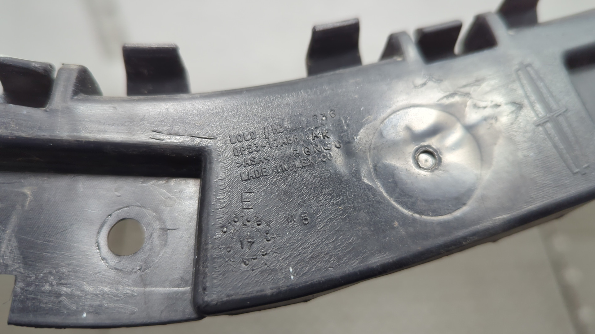 Кронштейн заднего бампера правый