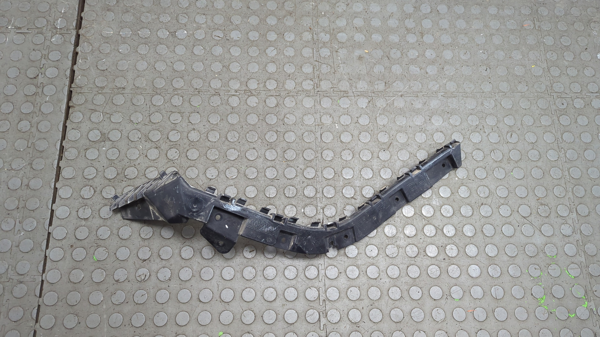 Кронштейн заднего бампера правый