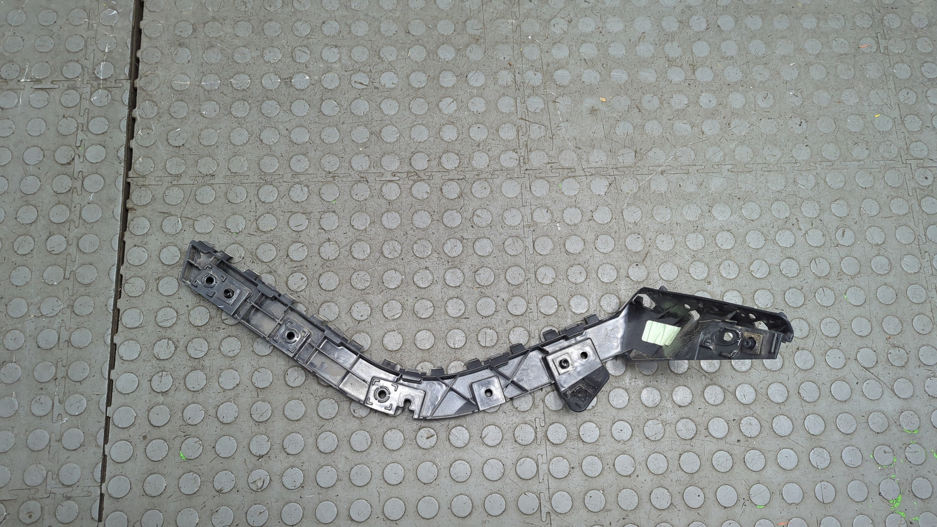 Кронштейн заднего бампера правый