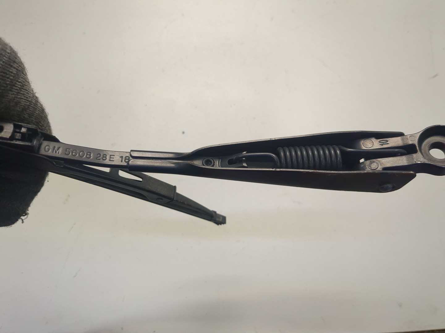 Поводок стеклоочистителя заднего