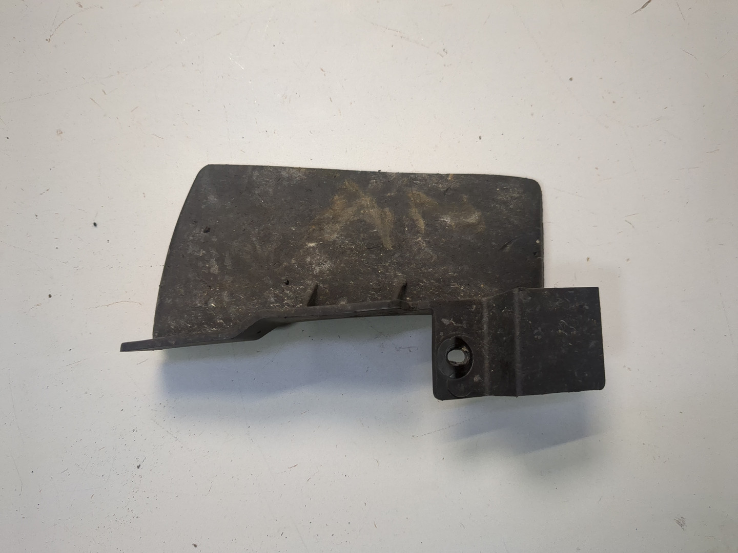 Брызговик передний левый