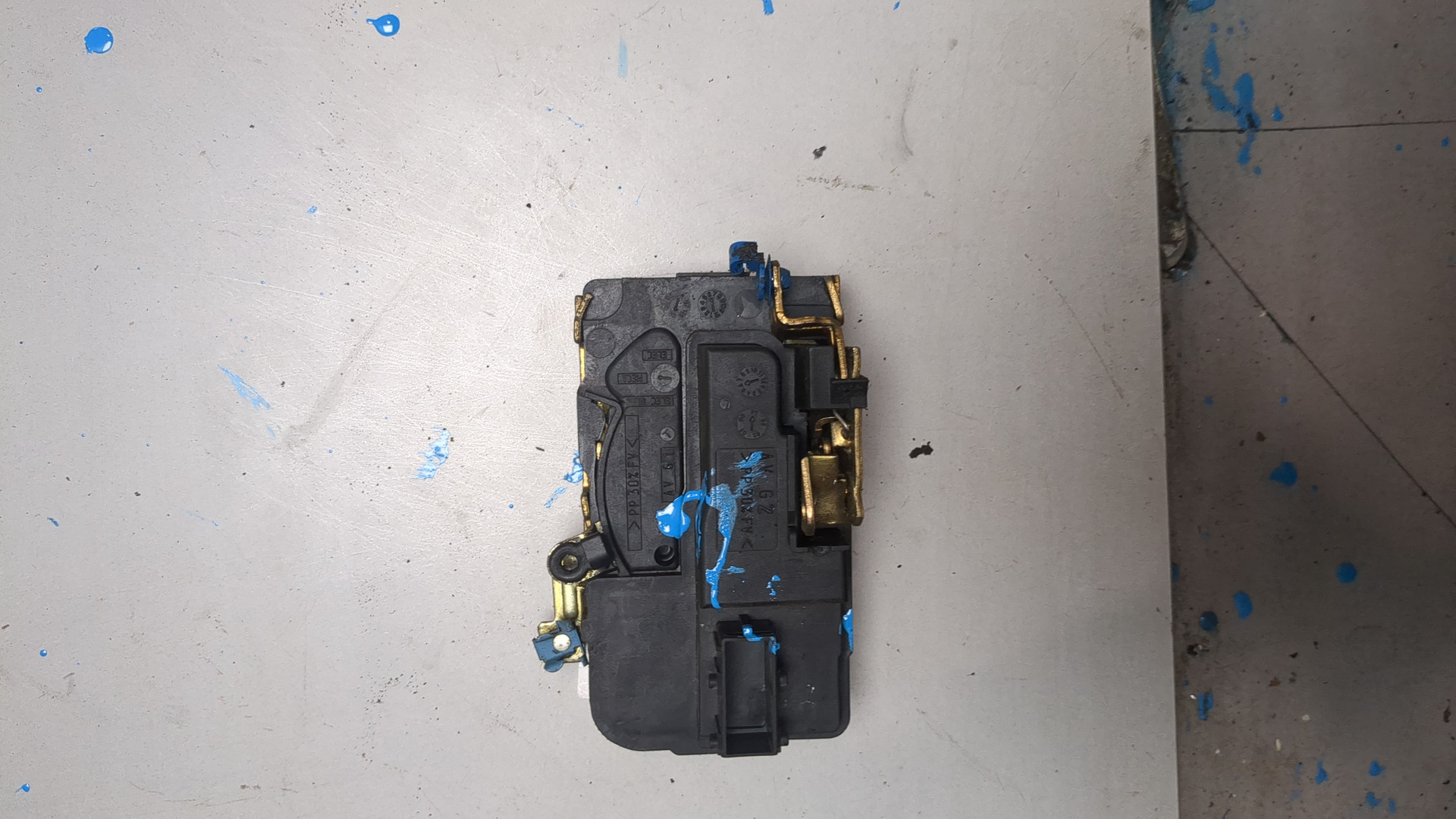 Замок двери передней левой