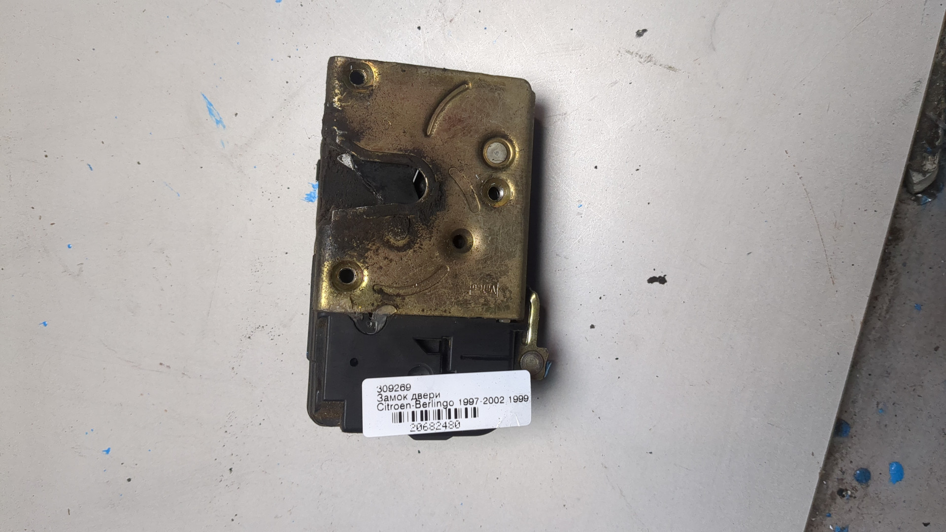 Замок двери передней левой