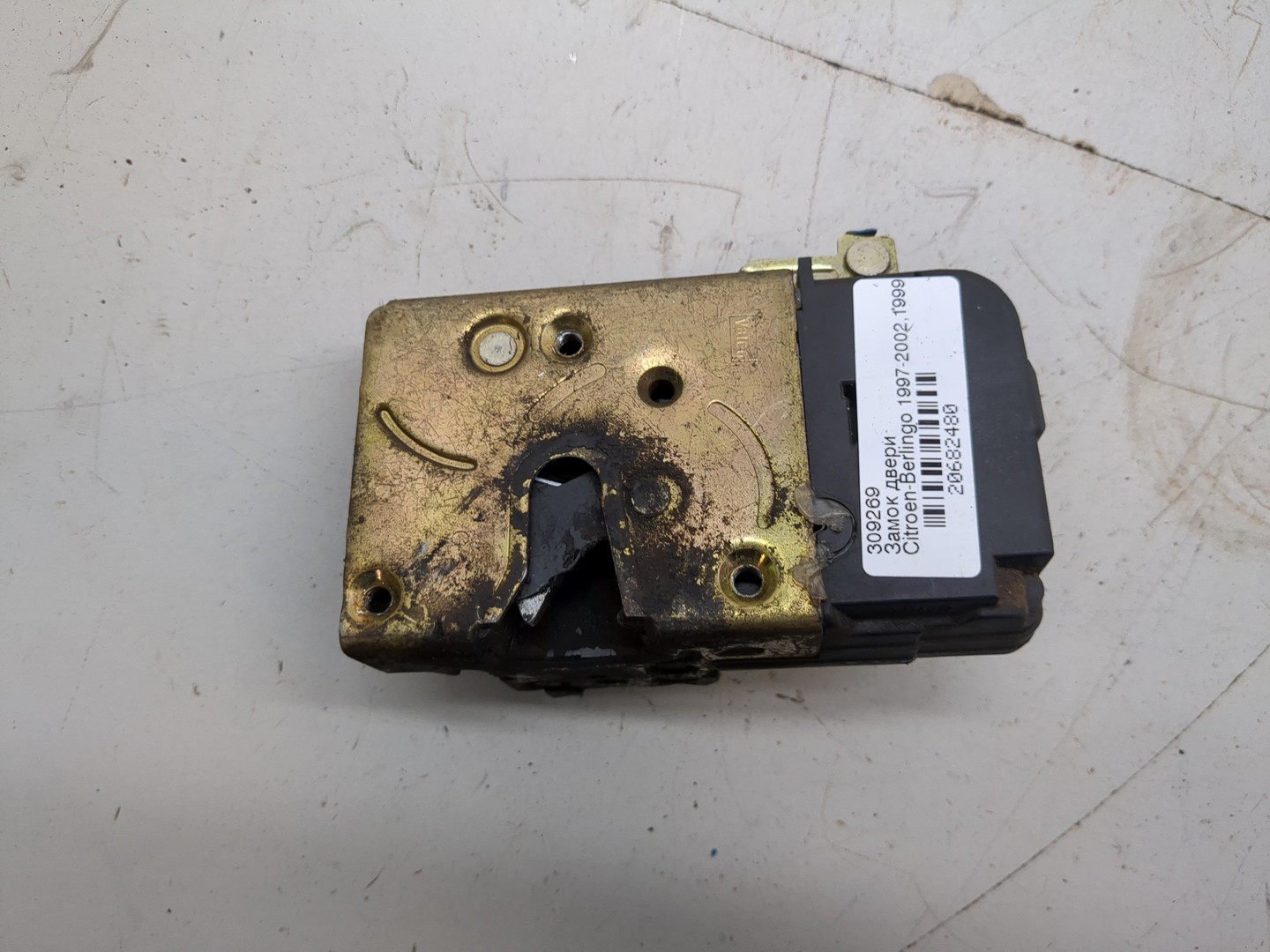 Замок двери передней левой