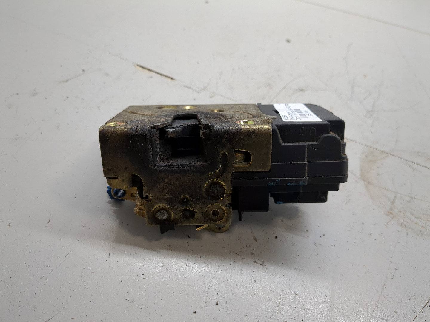 Замок двери передней левой