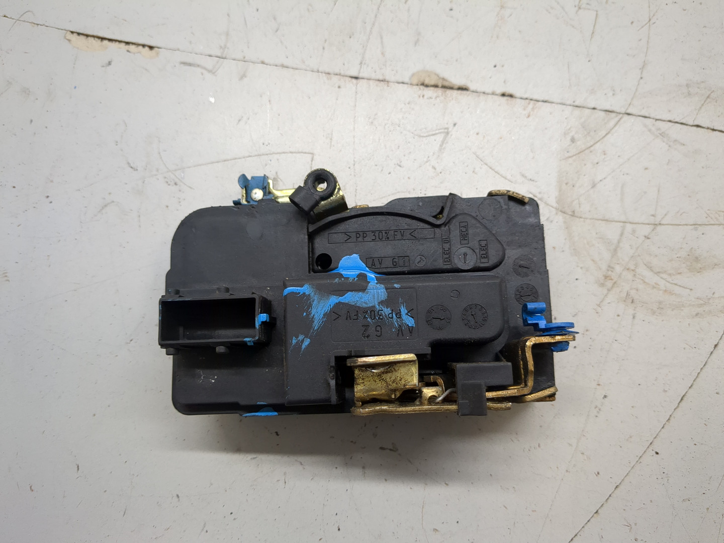 Замок двери передней левой