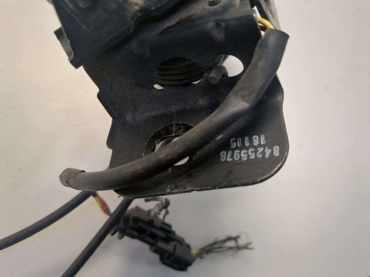 Замок капота