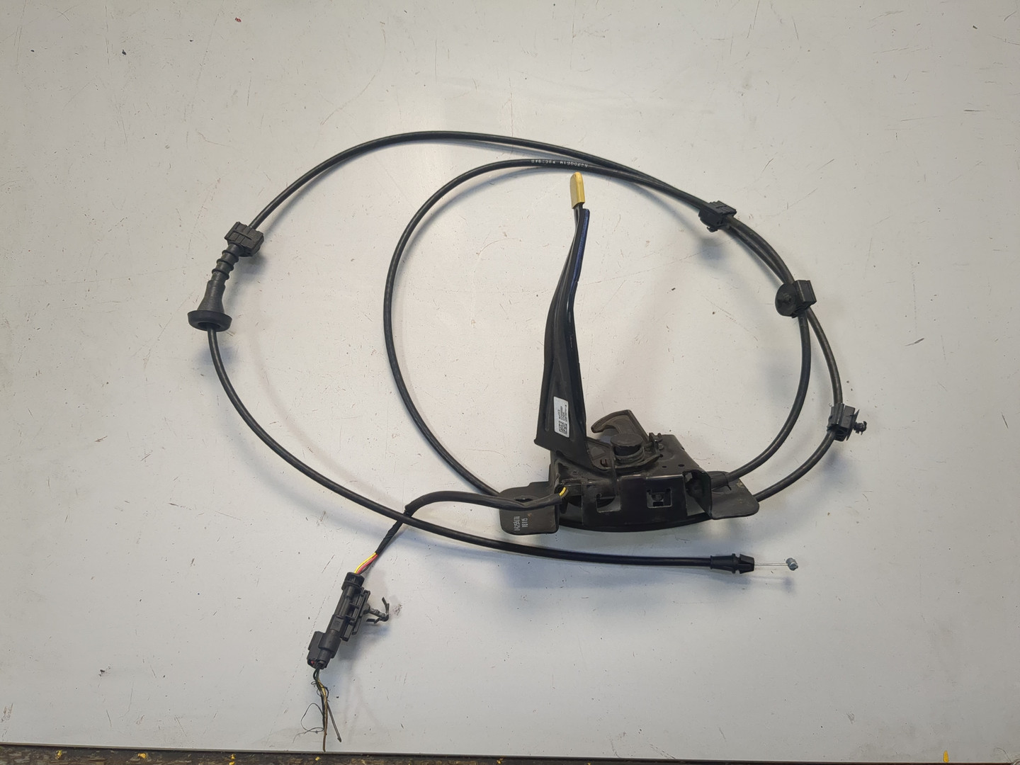 Замок капота