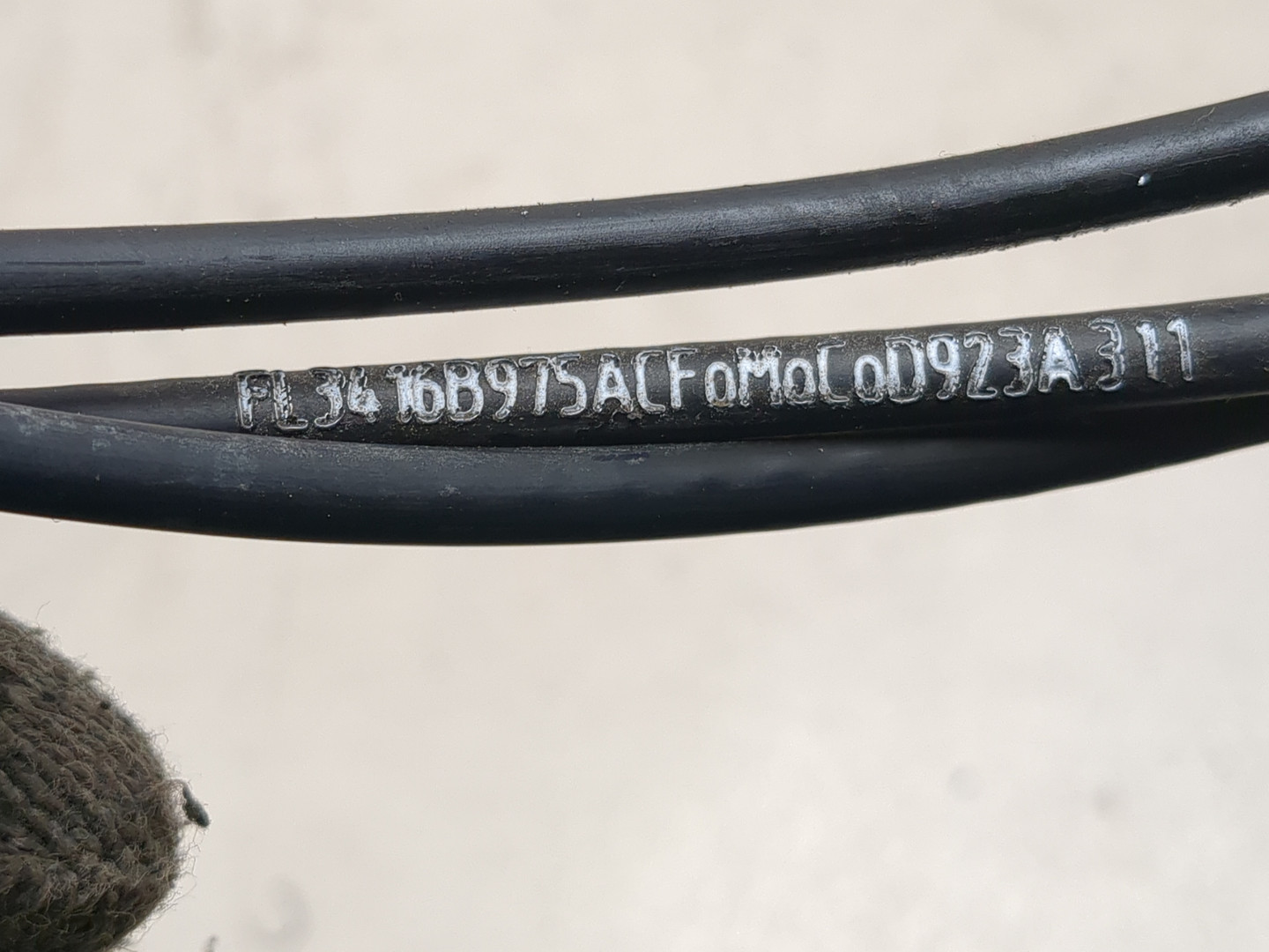 Трос открывания капота