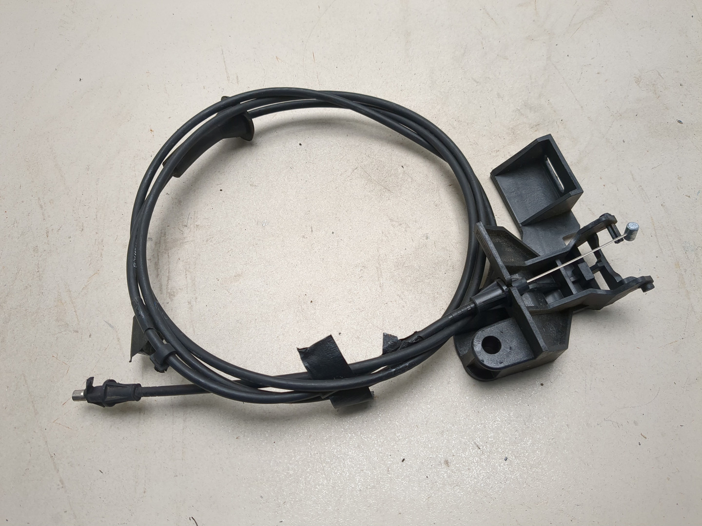 Трос открывания капота