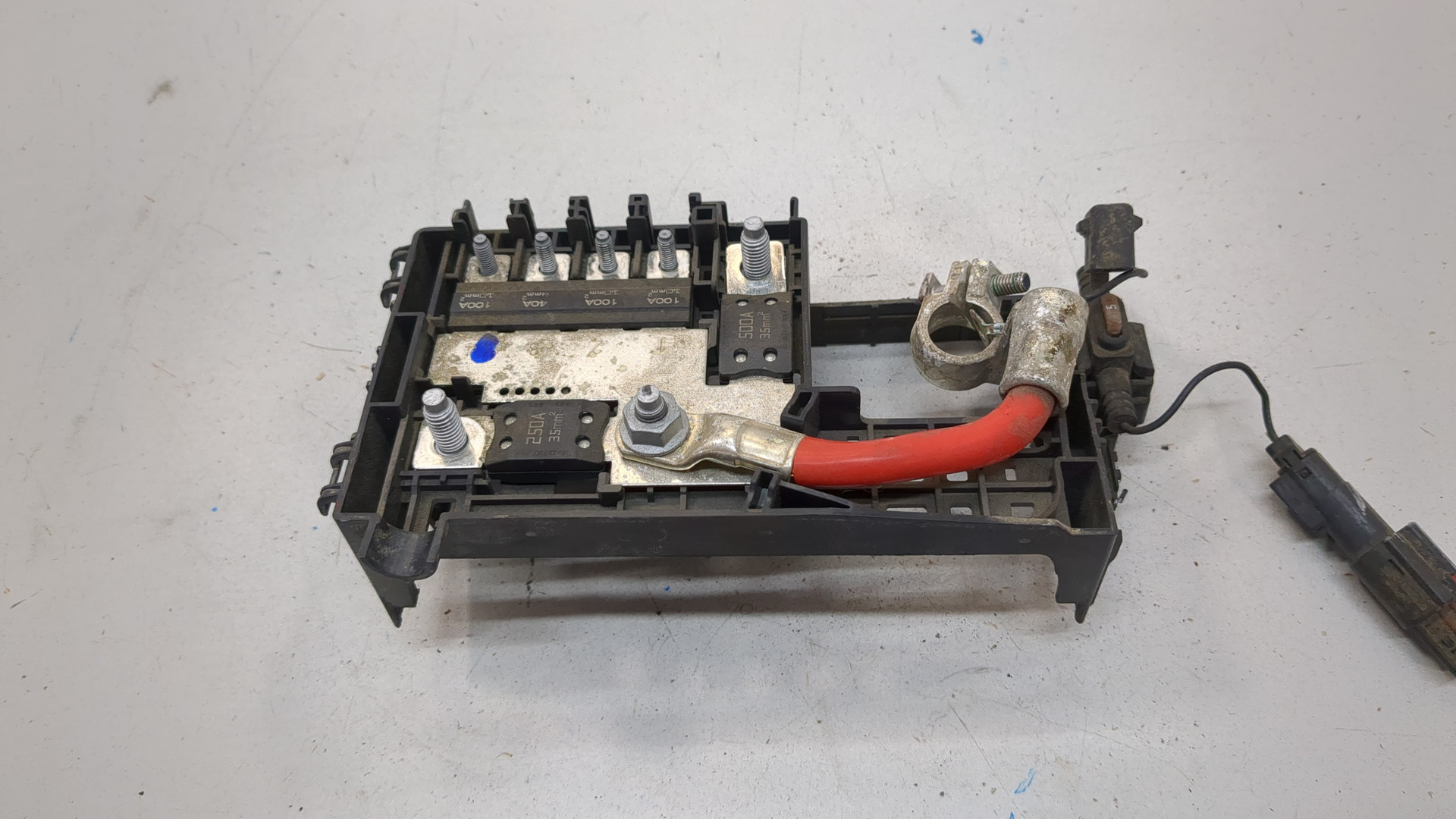 Клемма аккумулятора -