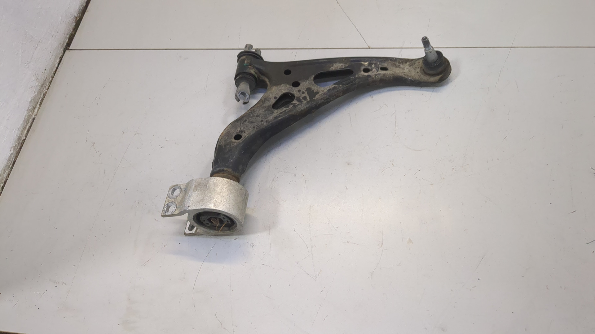 Рычаг передний левый