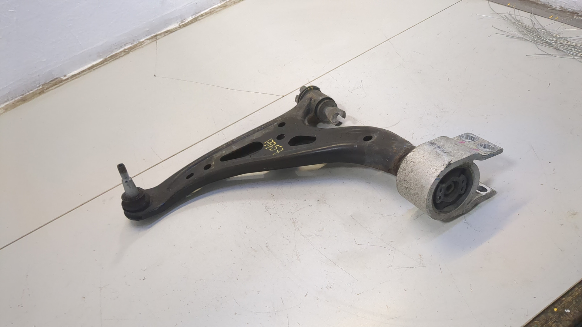 Рычаг передний левый