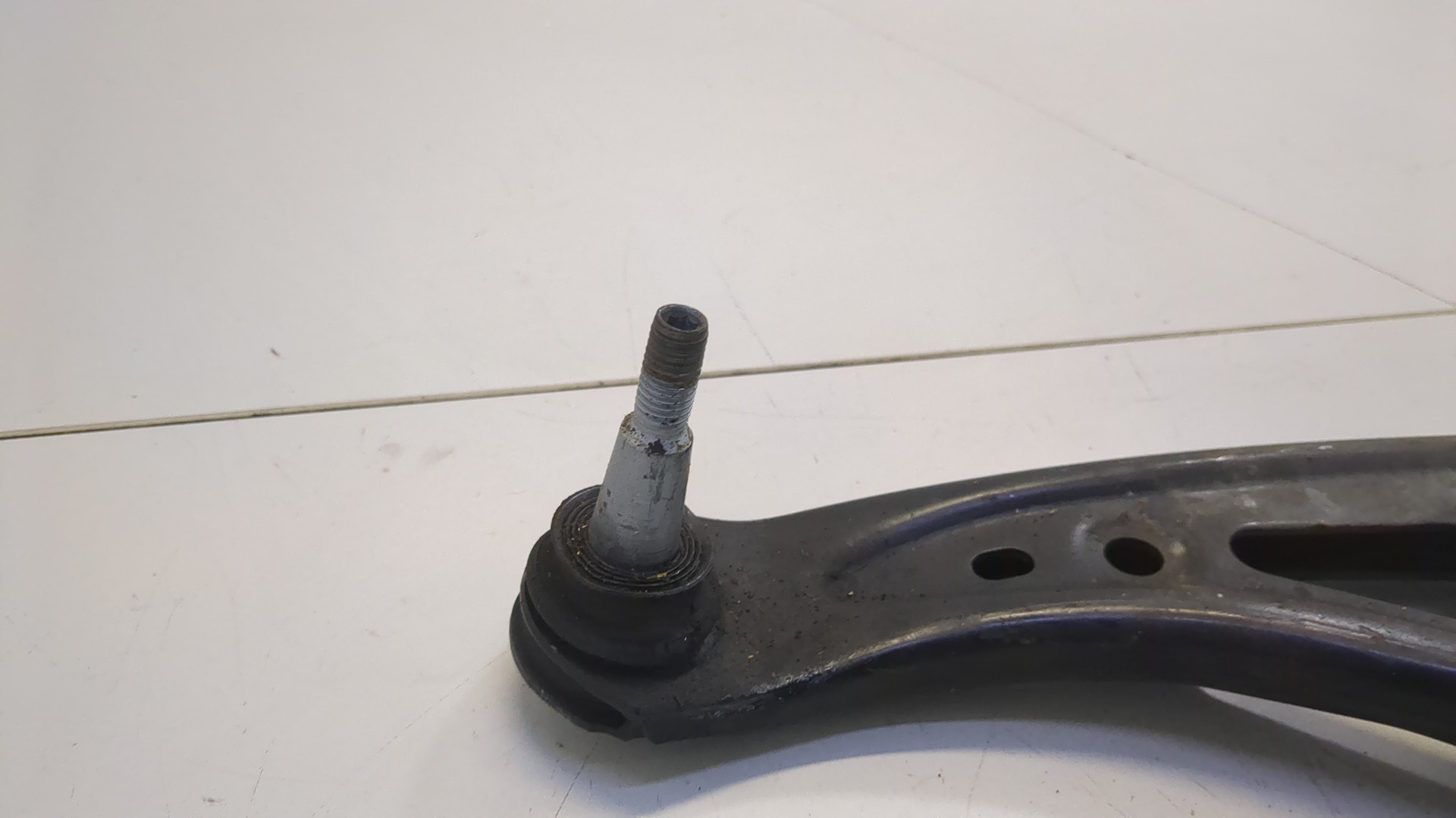 Рычаг передний левый