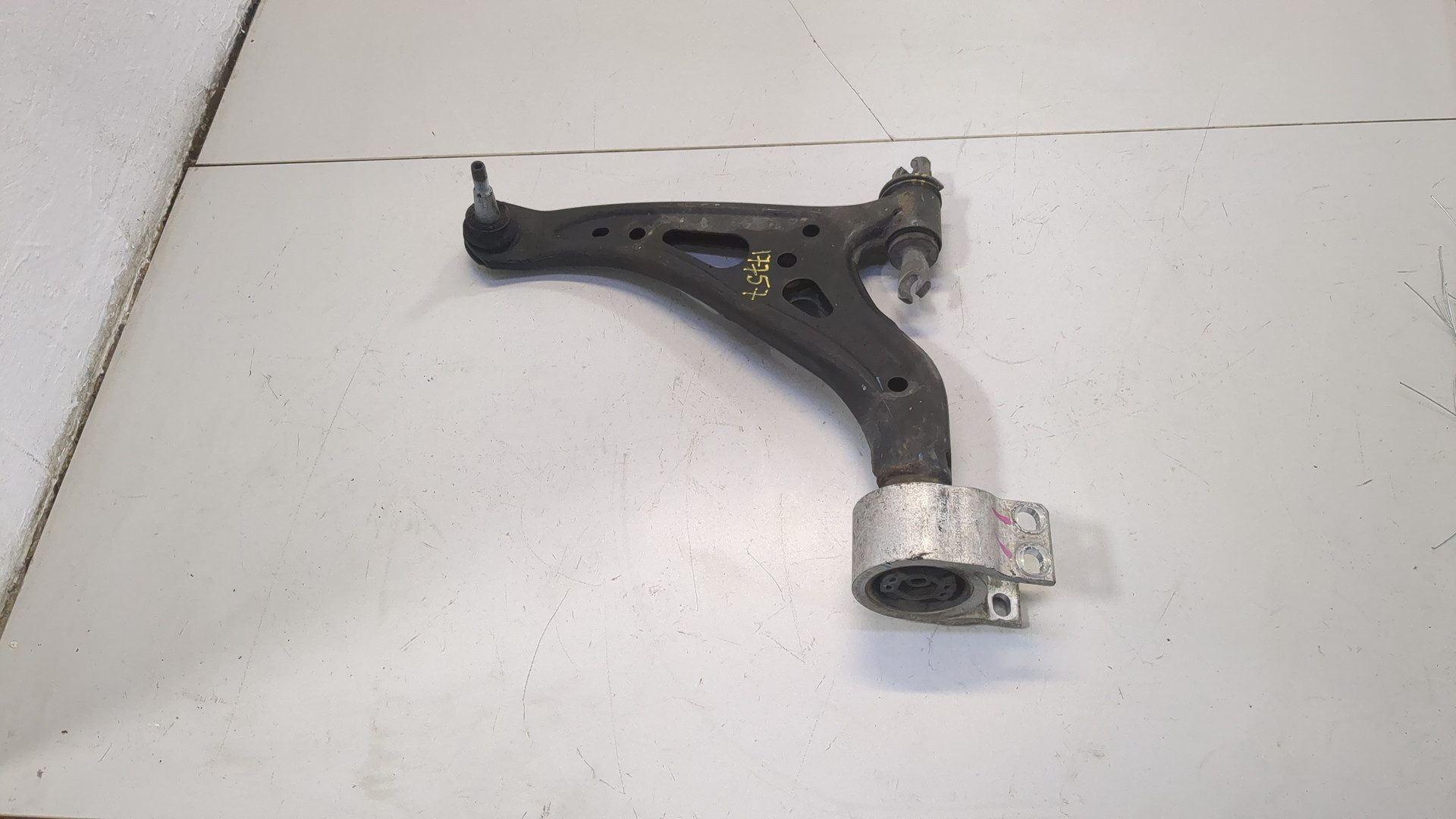 Рычаг передний левый