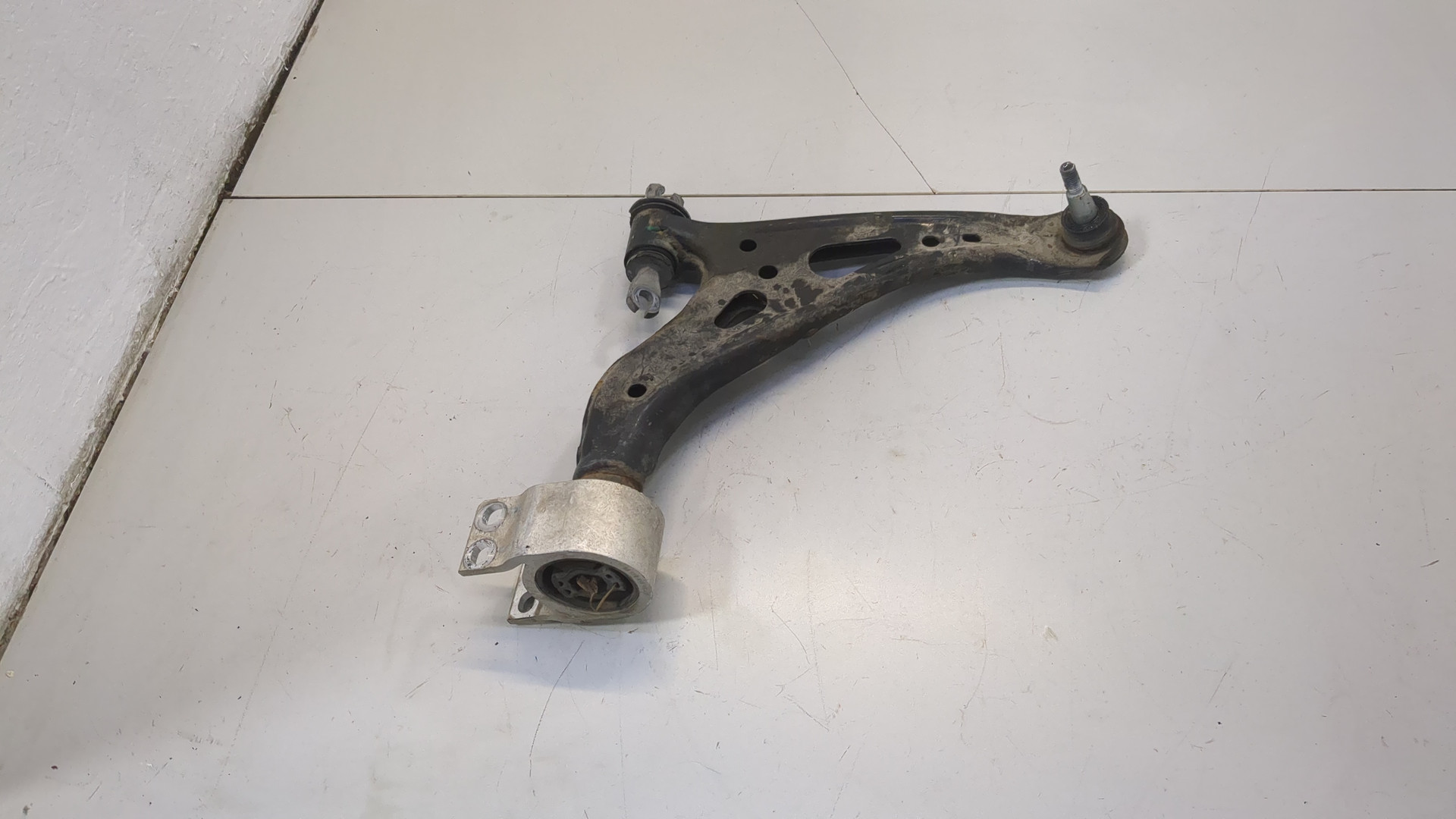 Рычаг передний правый