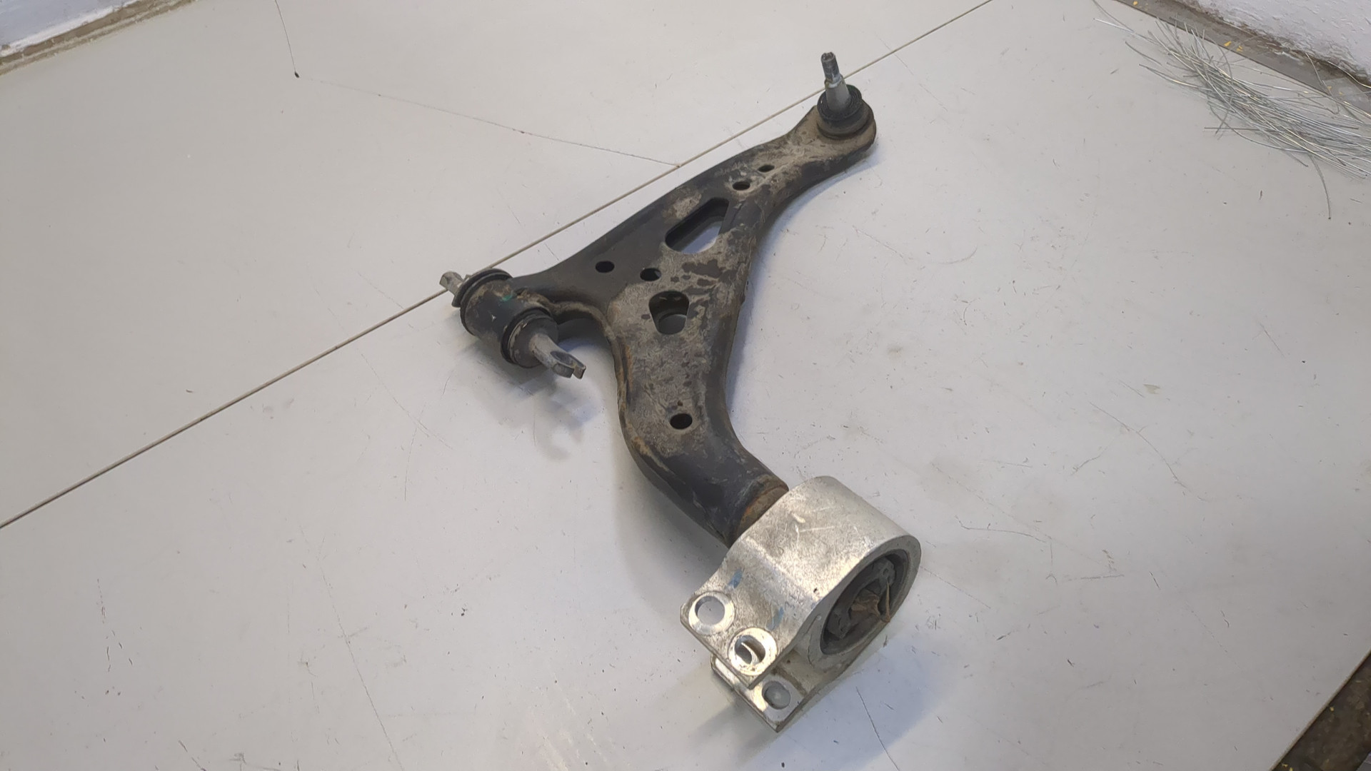 Рычаг передний правый