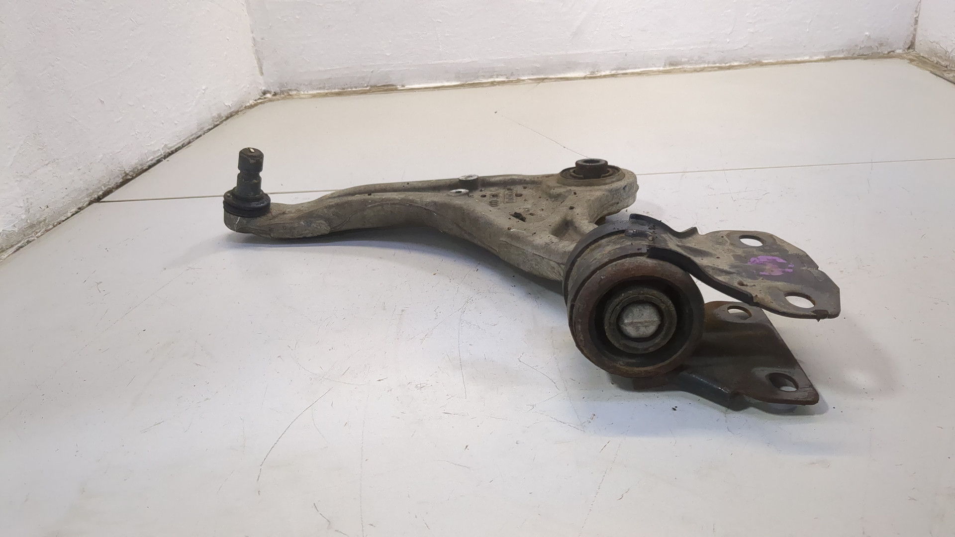 Рычаг передний левый