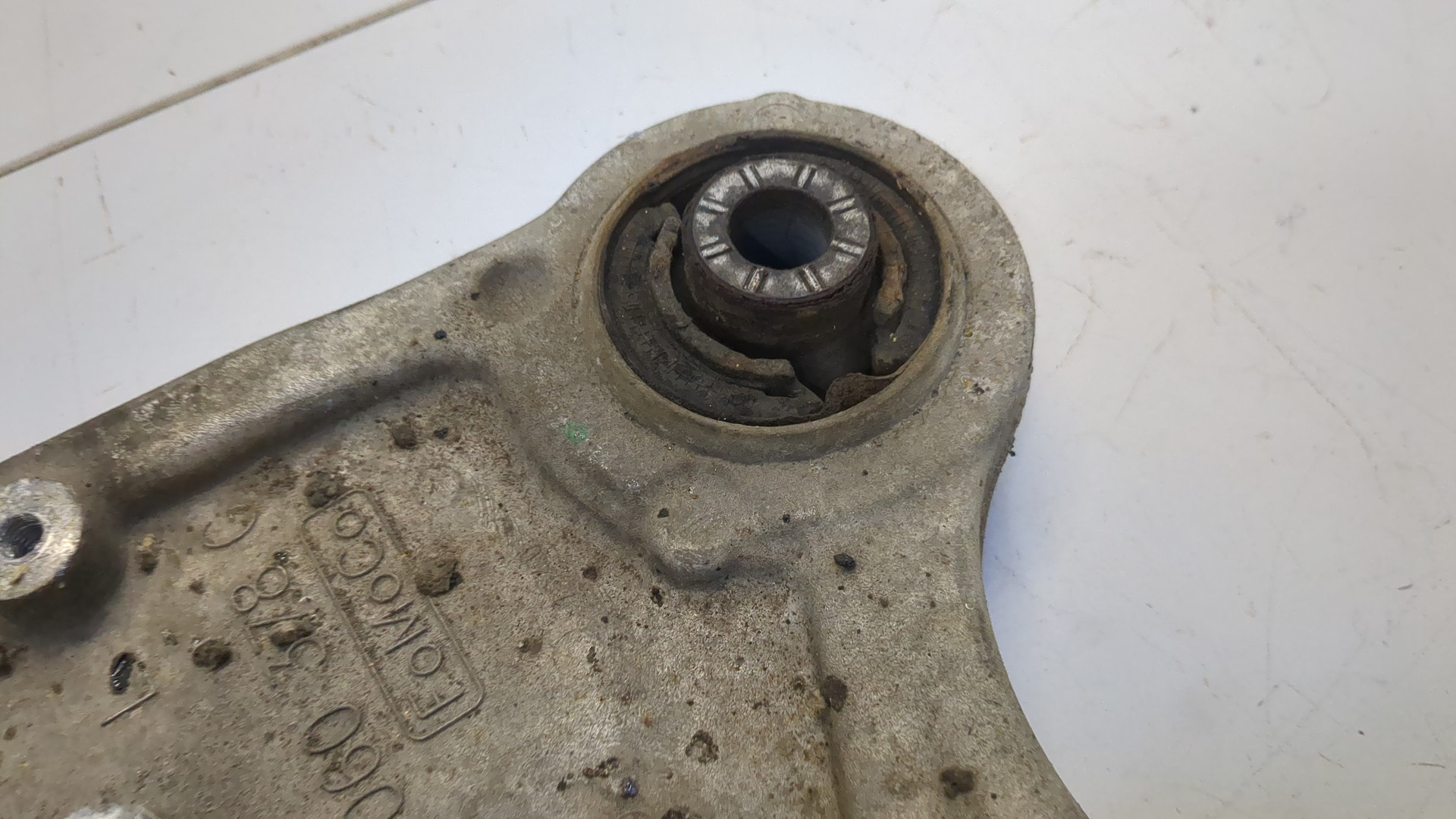 Рычаг передний левый