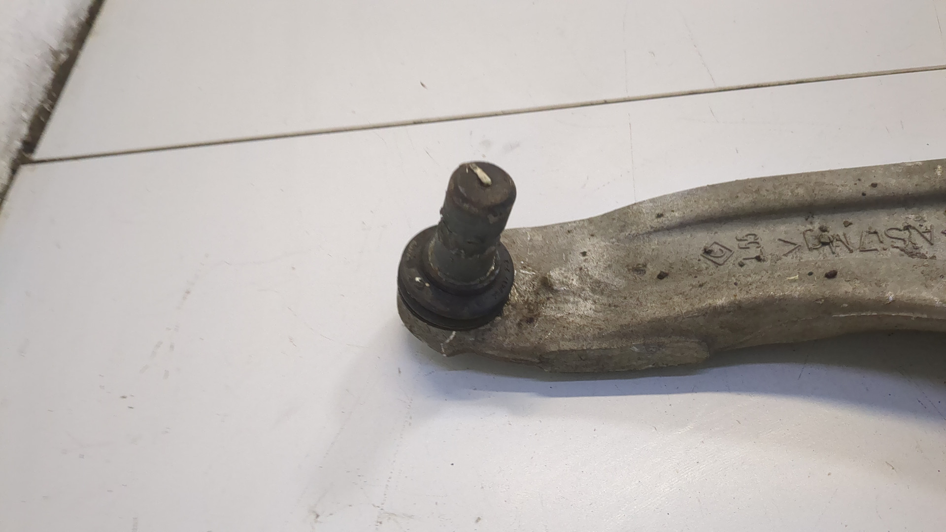 Рычаг передний левый