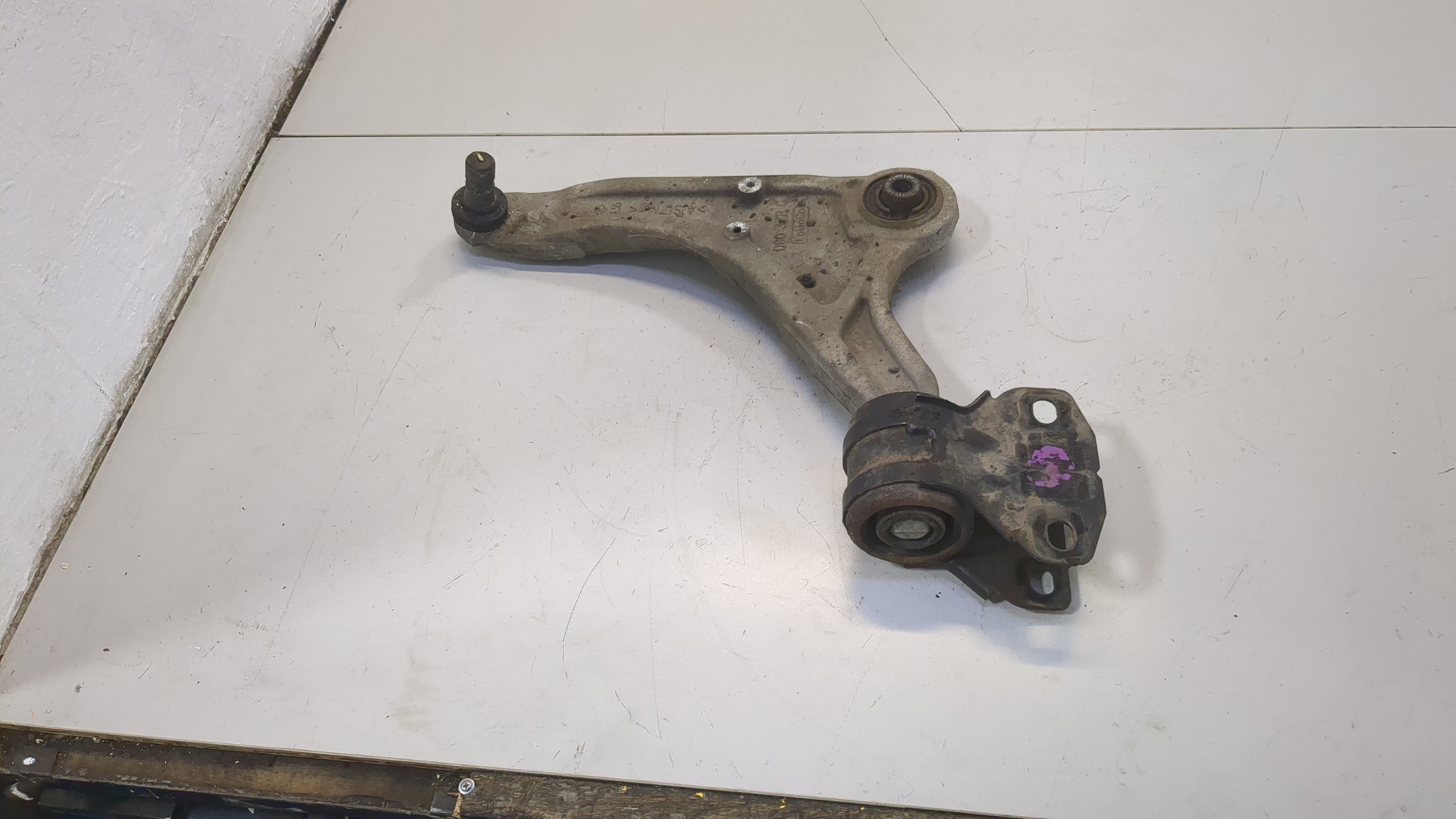 Рычаг передний левый