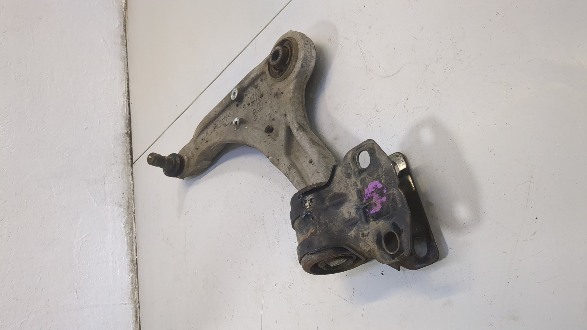 Рычаг передний левый