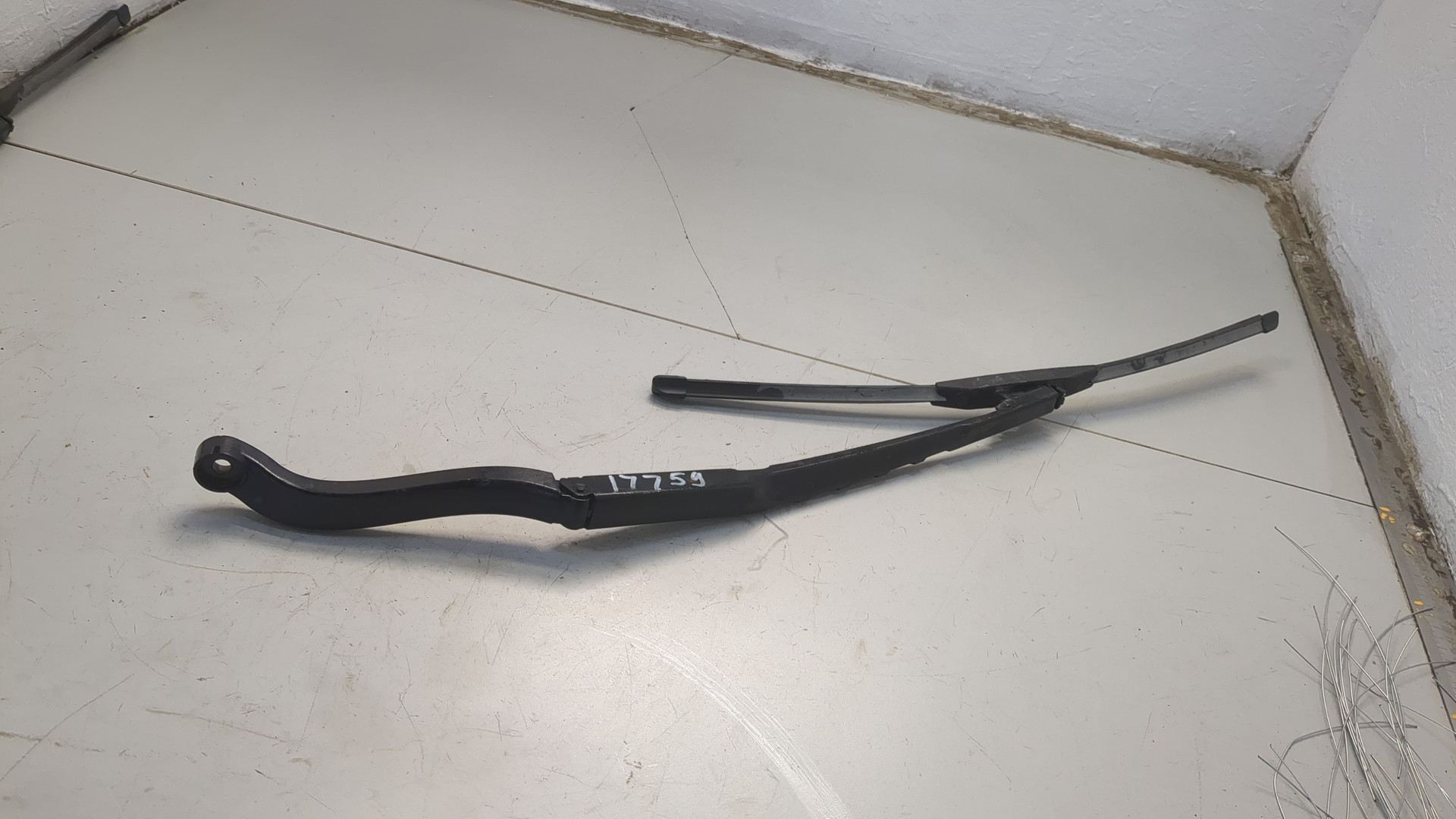 Поводок стеклоочистителя передний левый