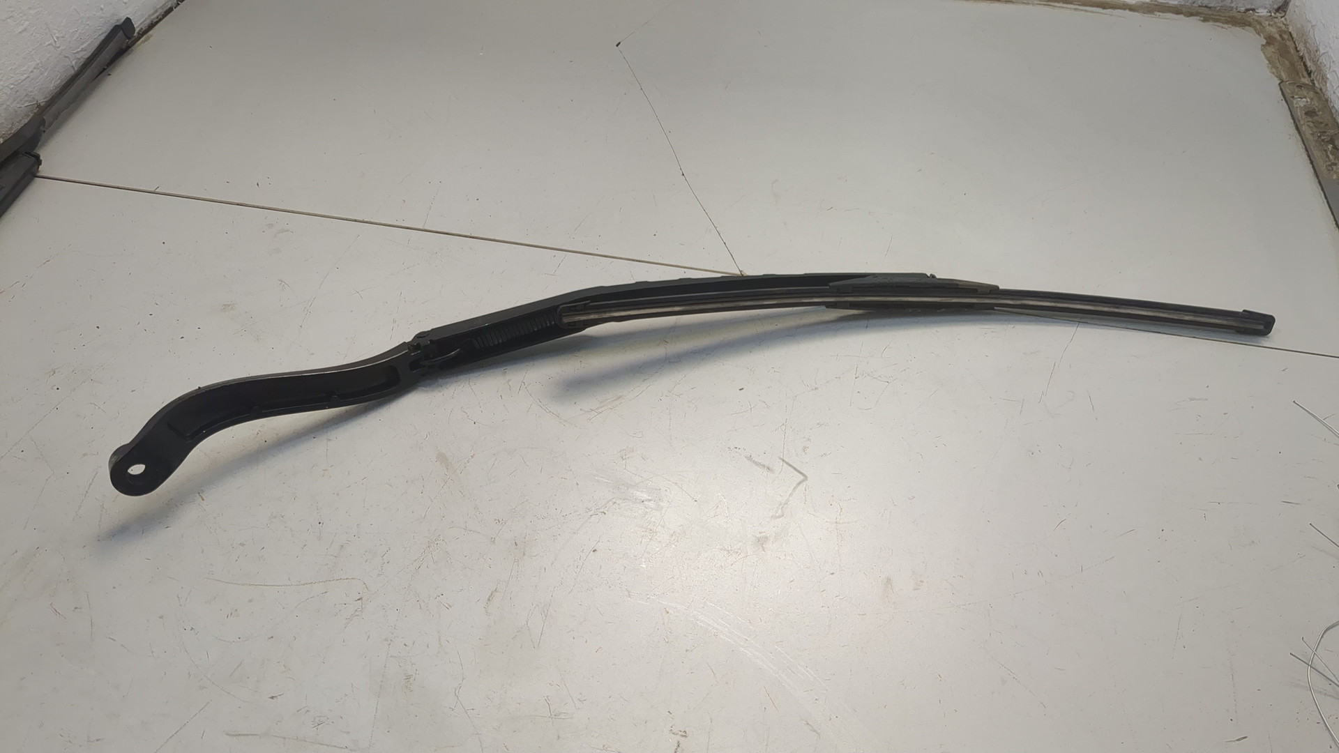 Поводок стеклоочистителя передний левый