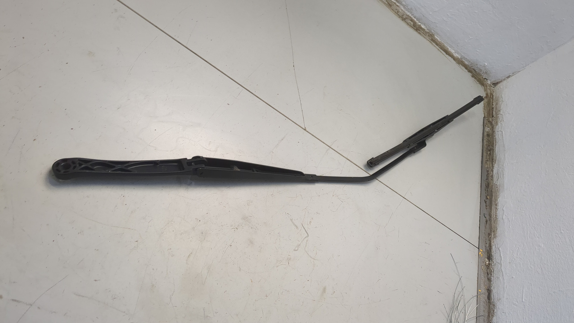 Поводок стеклоочистителя передний правый