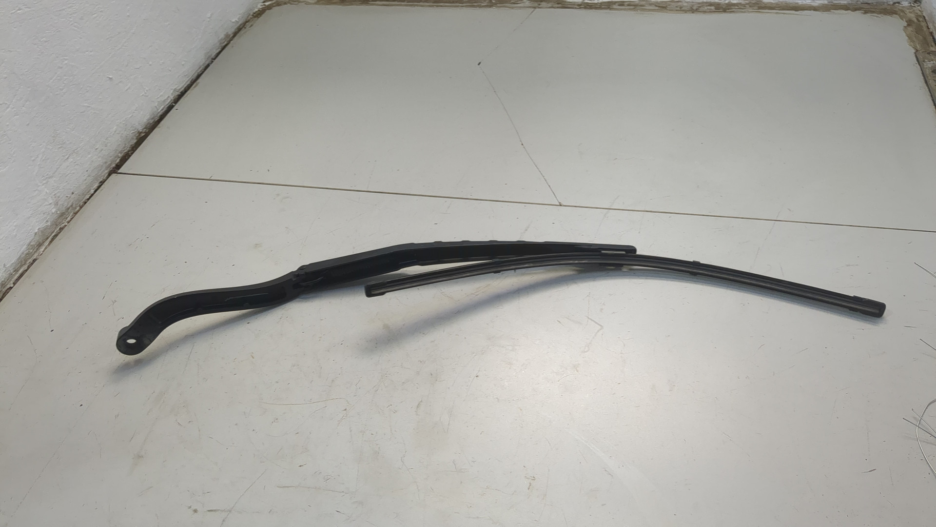 Поводок стеклоочистителя передний левый