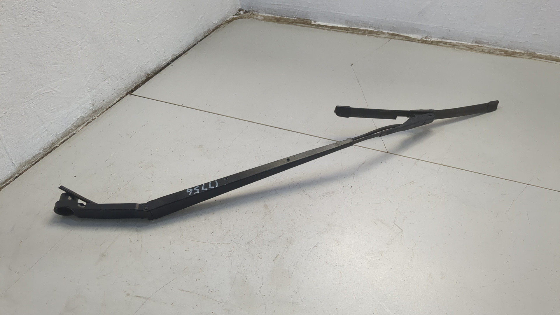 Поводок стеклоочистителя передний правый