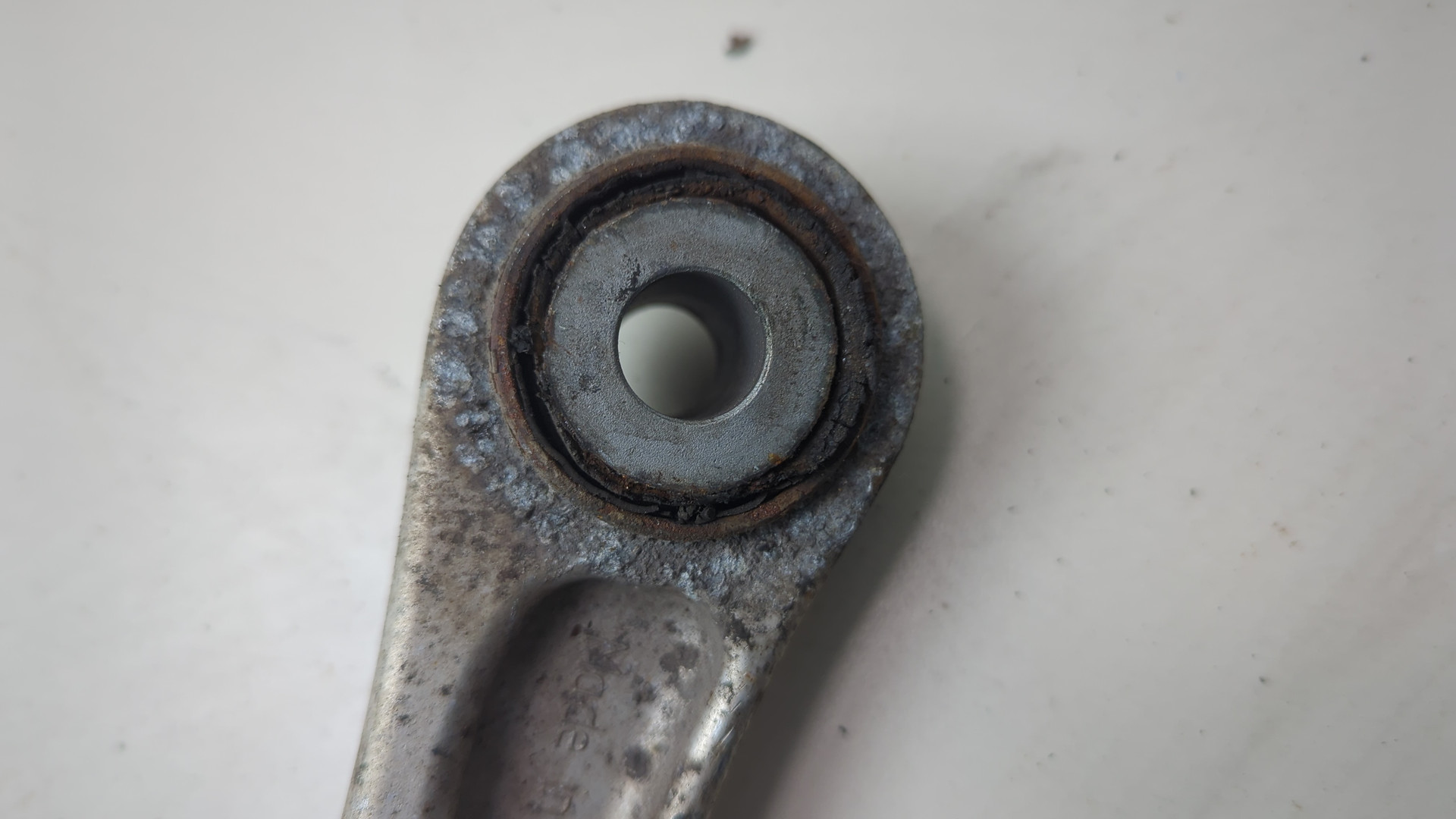 Рычаг задний левый