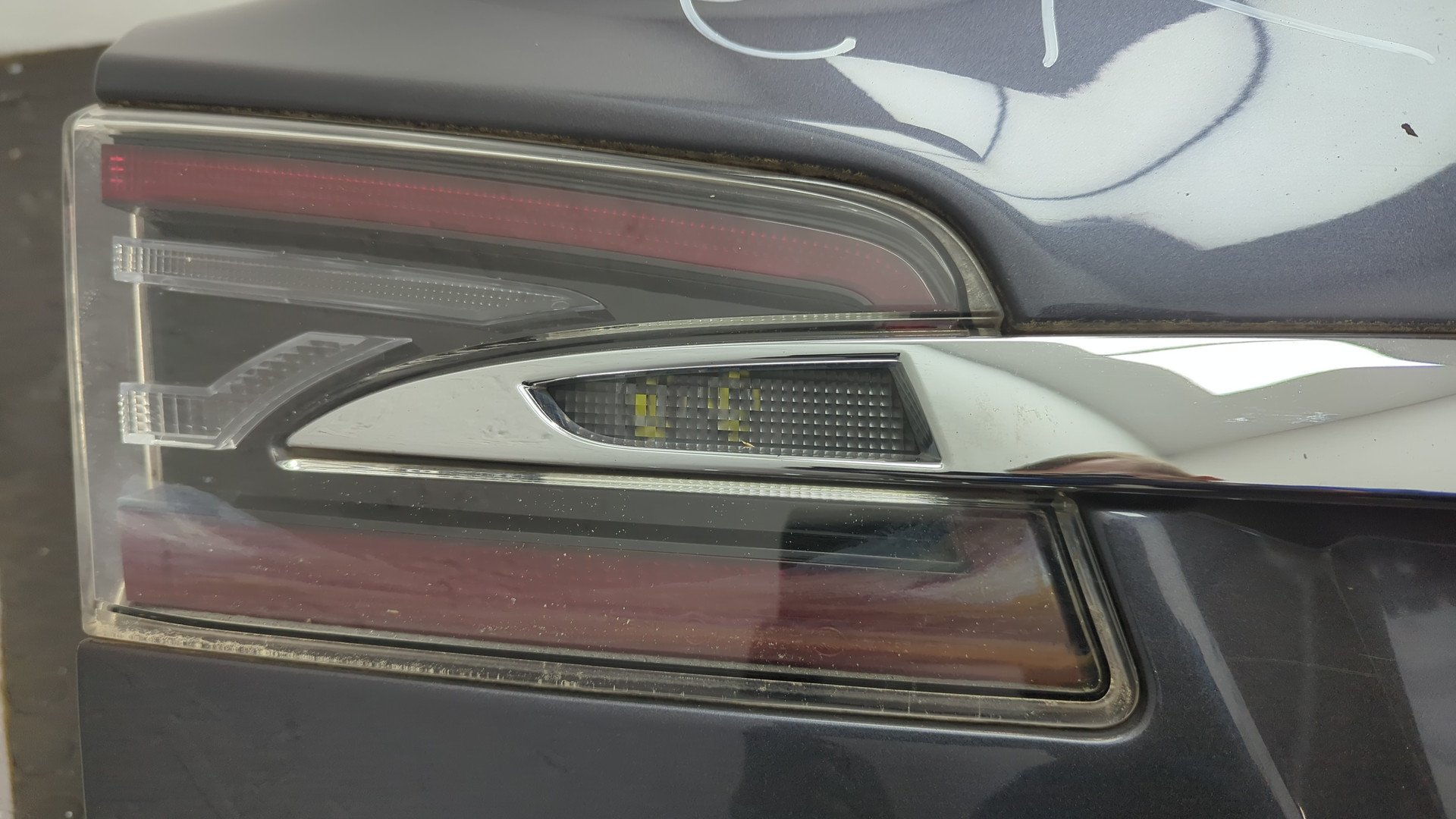 Дверь багажника