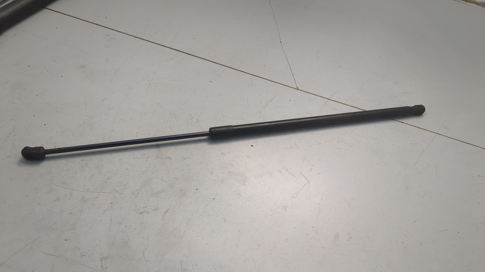 Амортизатор капота