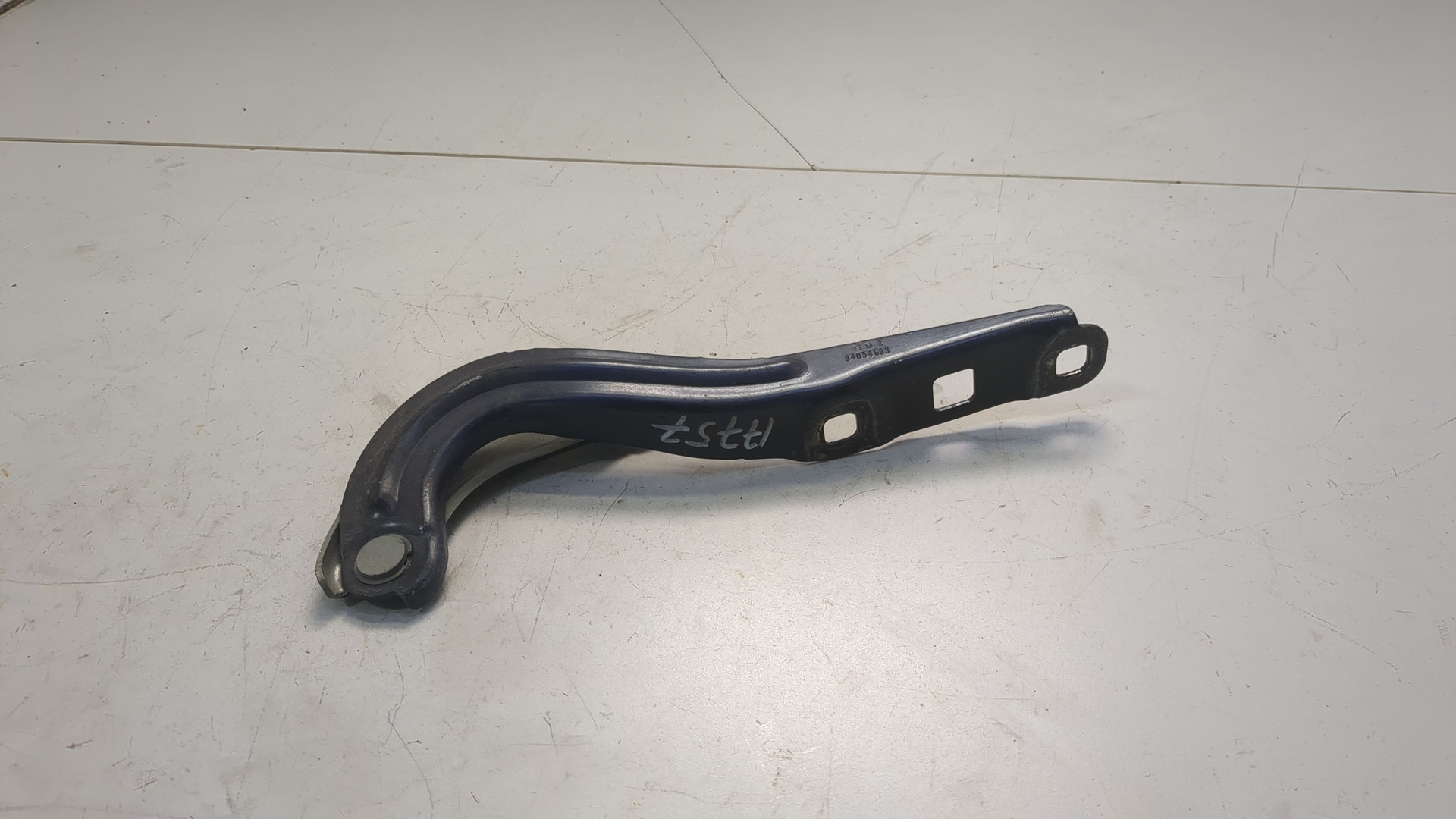 Петля капота левая